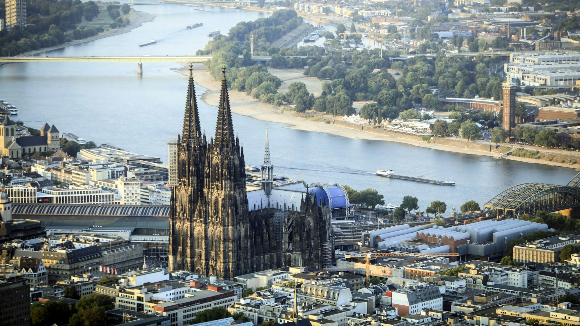 02.08.2018, Köln: Eine Ballonfahrt mit Skytours. Ein Blick von oben auf den Kölner Dom, den Rhein und der Zoobrücke. Foto: Arton Krasniqi