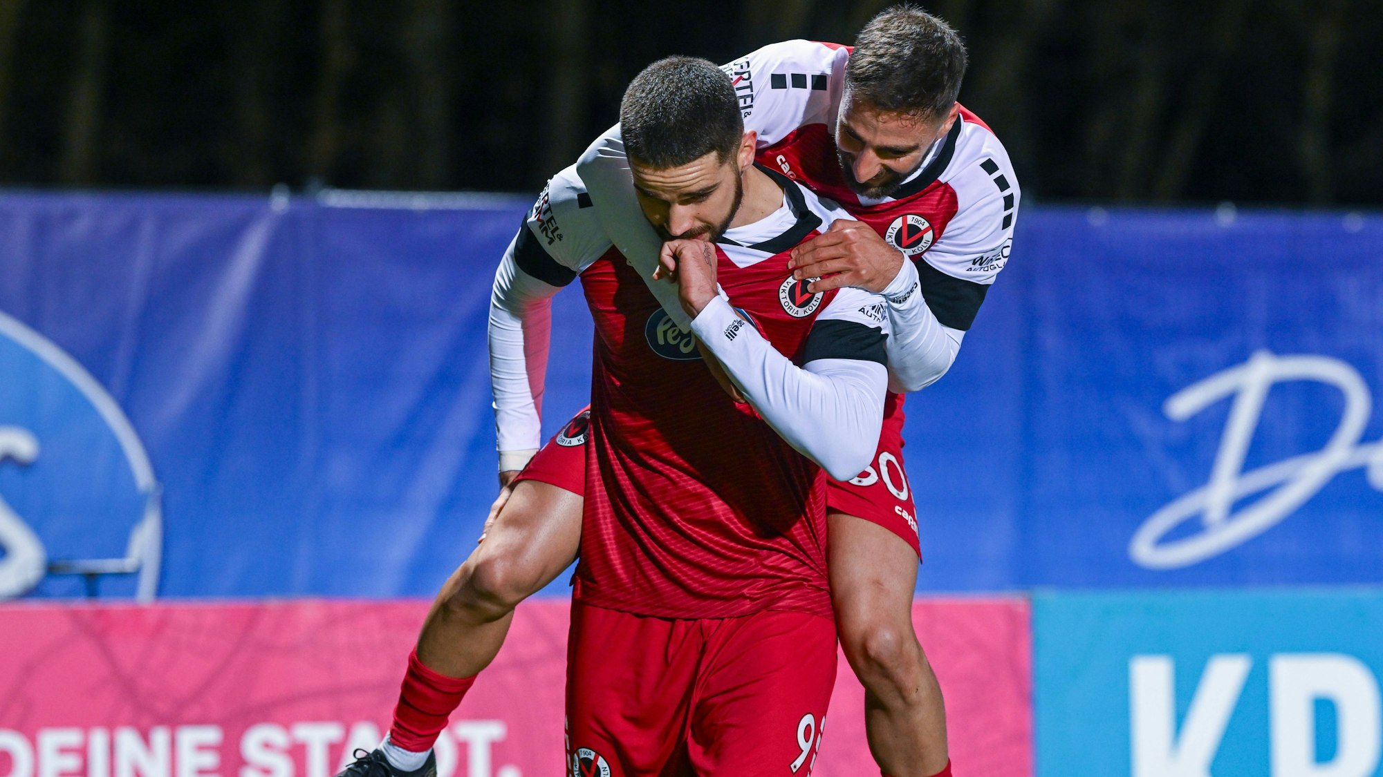 2. Bundesliga - Viktoria Köln - VfL Osnabrück am 08.12.2024 im Sportpark Höhenberg in Köln Jubel, Torjubel, Torschuetze, Torschütze Lex-Tyger Lobinger Koeln jubelt nach seinem Tor zum 0:1 mit Serhat-Semih Güler / Gueler Koeln. *** 2 Bundesliga Viktoria Köln VfL Osnabrück on 08 12 2024 at Sportpark Höhenberg in Cologne Cheering, goal celebration, goal scorer, goal scorer Lex Tyger Lobinger Koeln cheers after his goal to 0 1 with Serhat Semih Güler Gueler Koeln MT