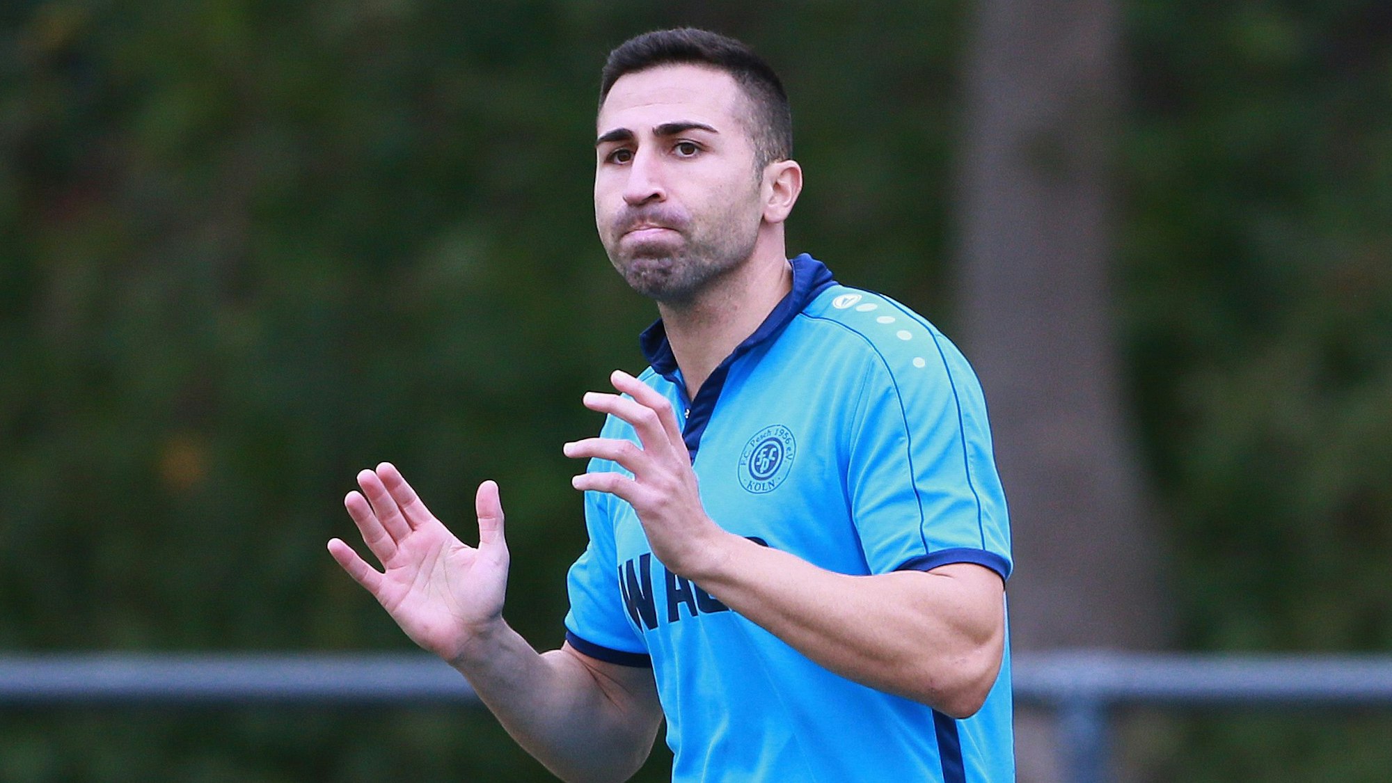 FC Pesch vs. Viktoria Arnoldsweiler Fußball Herren Verbandsliga Mittelrhein Iskender Papazoglu (Pesch) 08.12.2019 Herbert Bucco