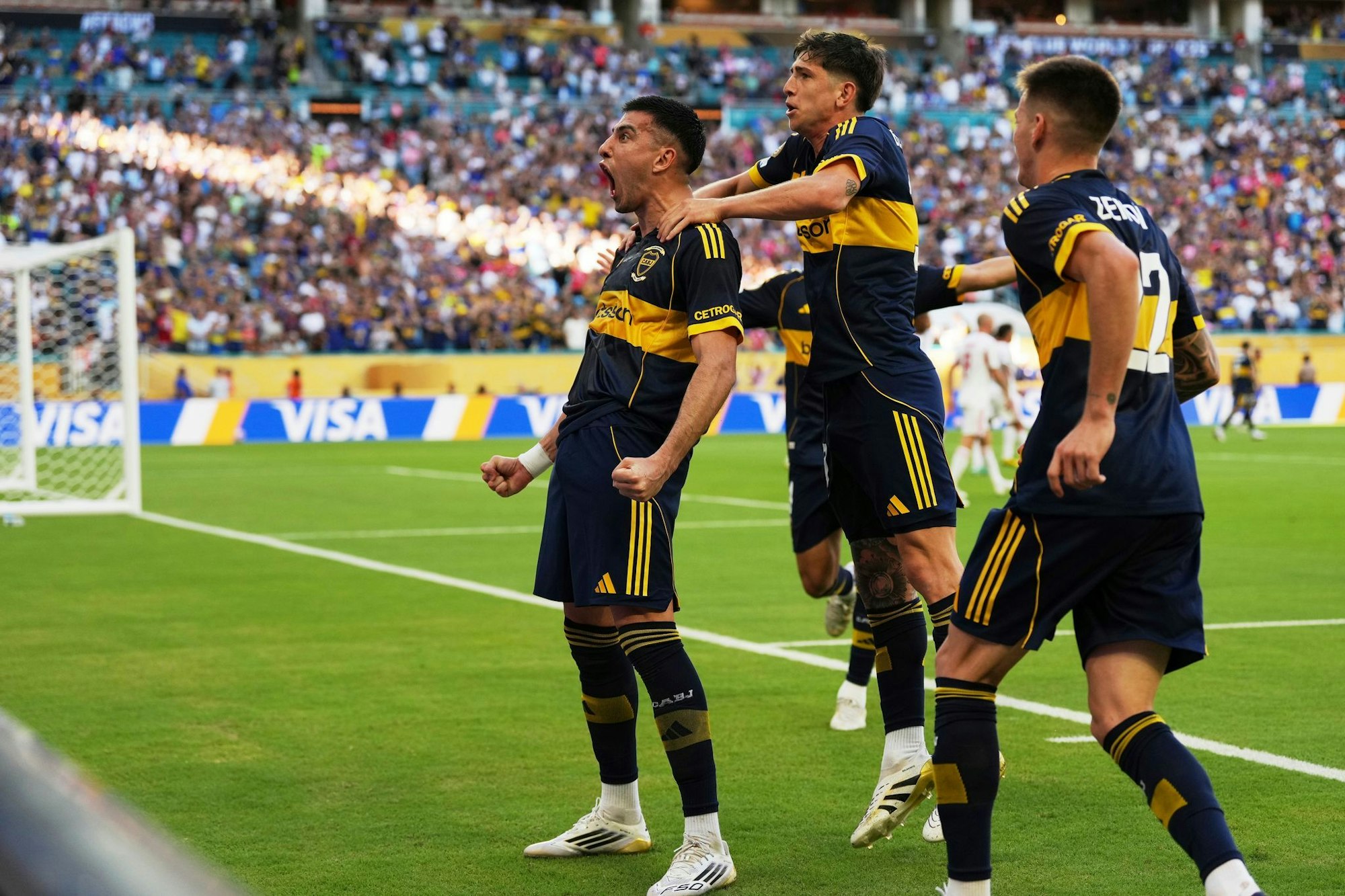 Rodrigo Battaglia (l) jubelt nach seinem Treffer für die Boca Juniors.