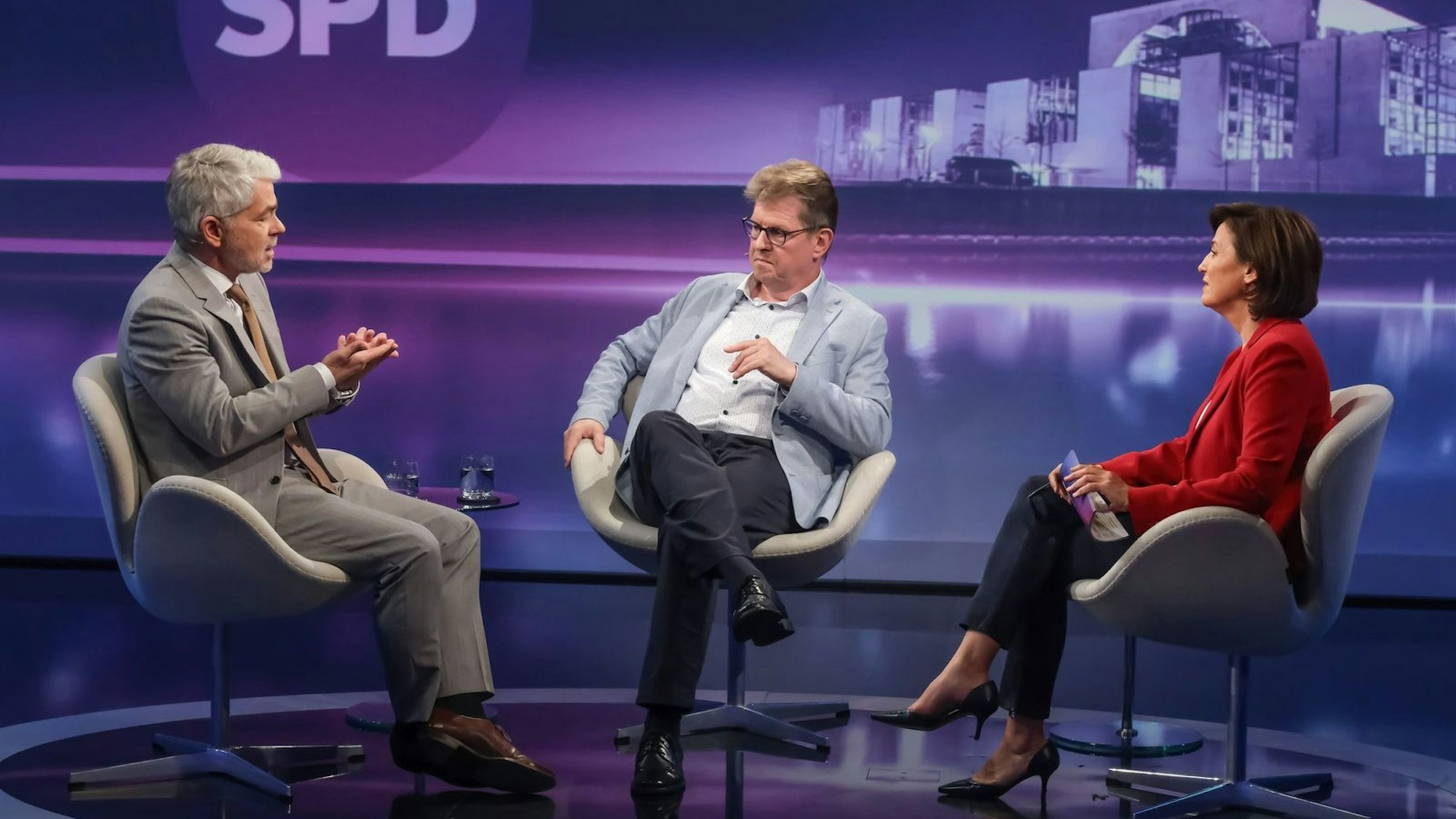 Bei Sandra Maischberger stritten Militärexperte Carlo Masala und SPD-Politiker Ralf Stegner über dessen Friedens-“Manifest“. (Bild: WDR / Oliver Ziebe)