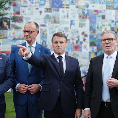 Polens Ministerpräsident Donald Tusk, Bundeskanzler Friedrich Merz (CDU) und Frankreichs Präsident Emmanuel Macron bei einem Gipfeltreffen europäischer Staats- und Regierungschef im Mai 2025 in der albanischen Hauptstadt Tirana.