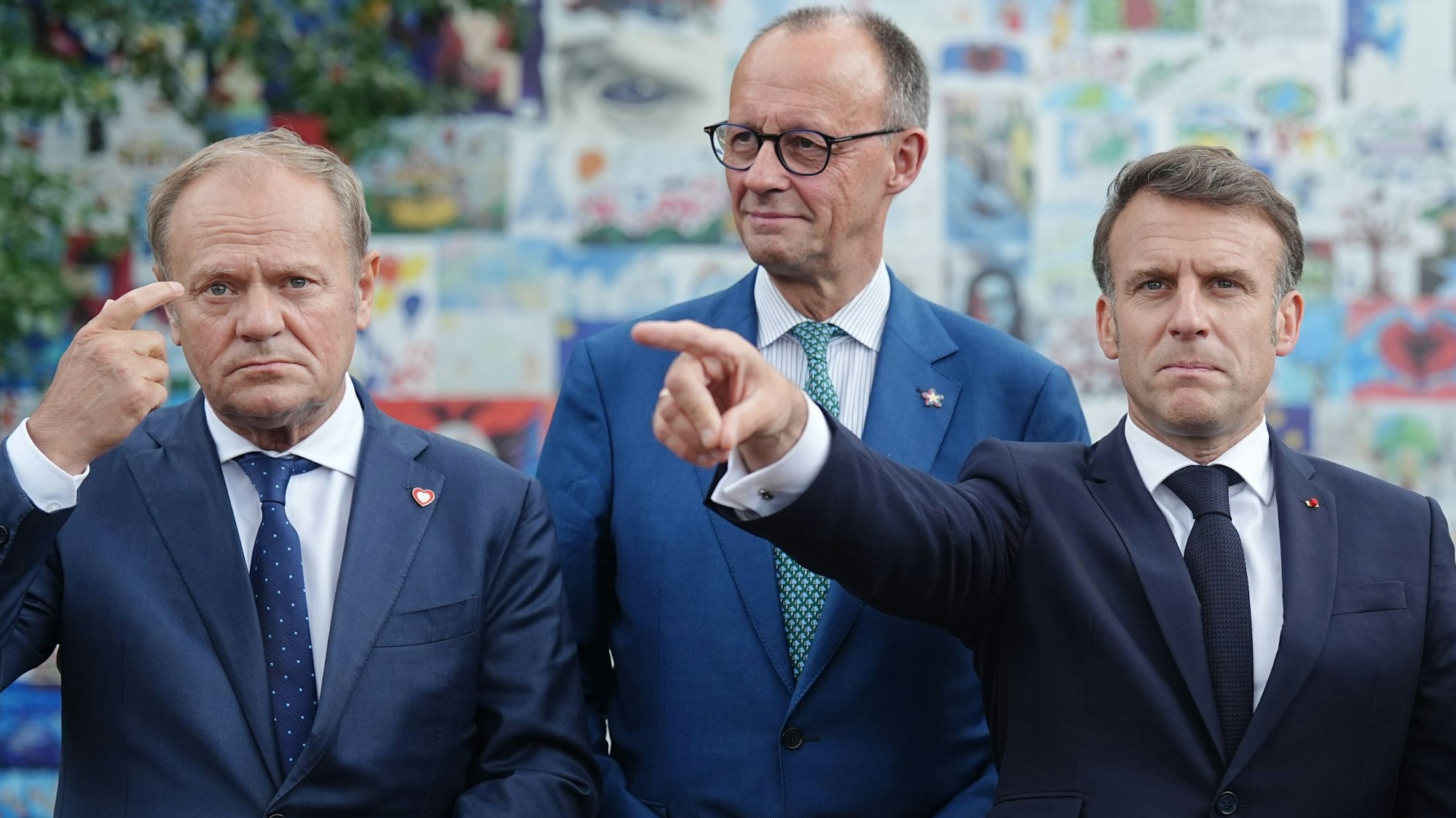 Polens Ministerpräsident Donald Tusk, Bundeskanzler Friedrich Merz (CDU) und Frankreichs Präsident Emmanuel Macron bei einem Gipfeltreffen europäischer Staats- und Regierungschef im Mai 2025 in der albanischen Hauptstadt Tirana.