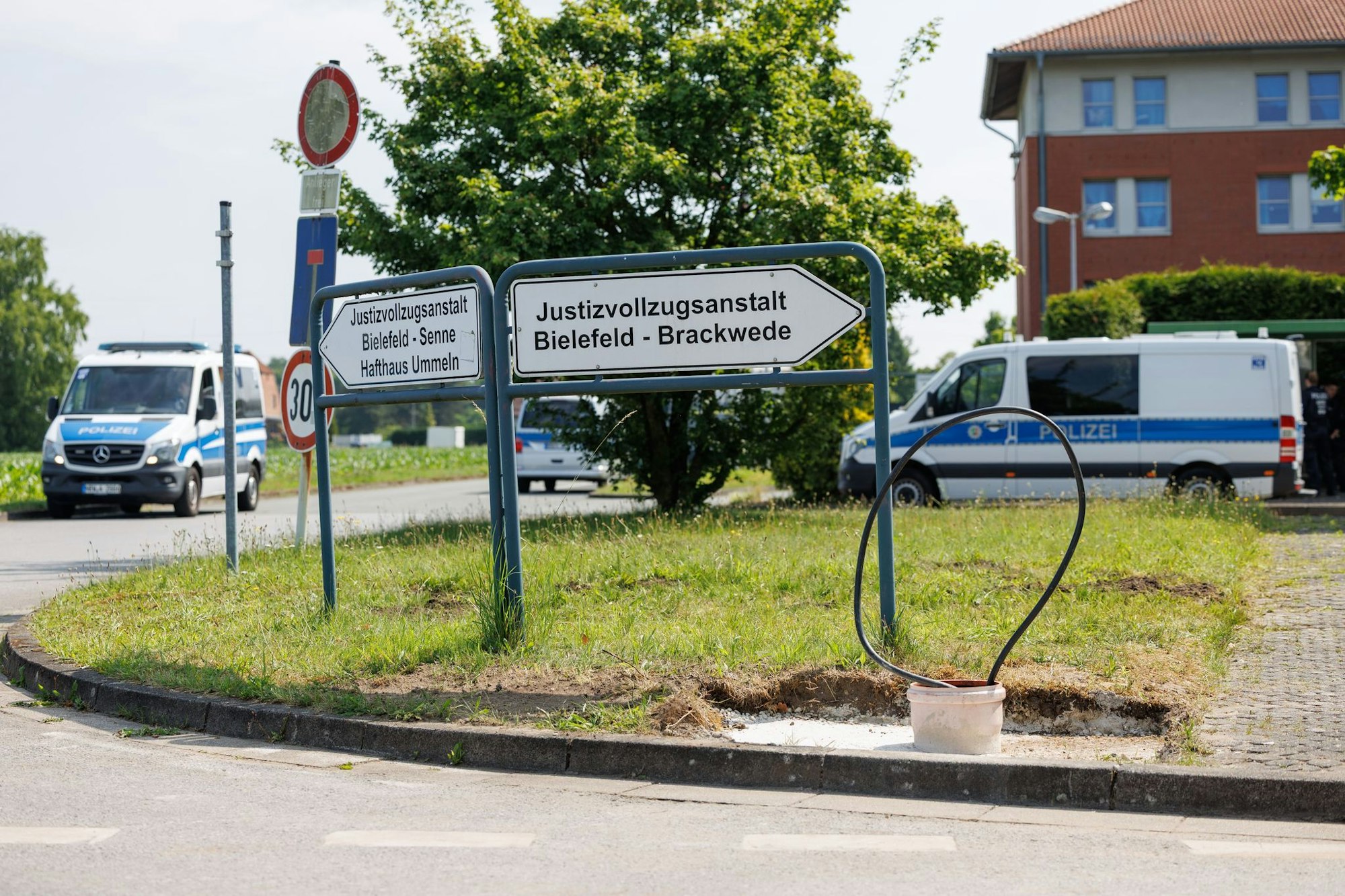 Rund um die JVA war die Polizei mit starken Kräften präsent.