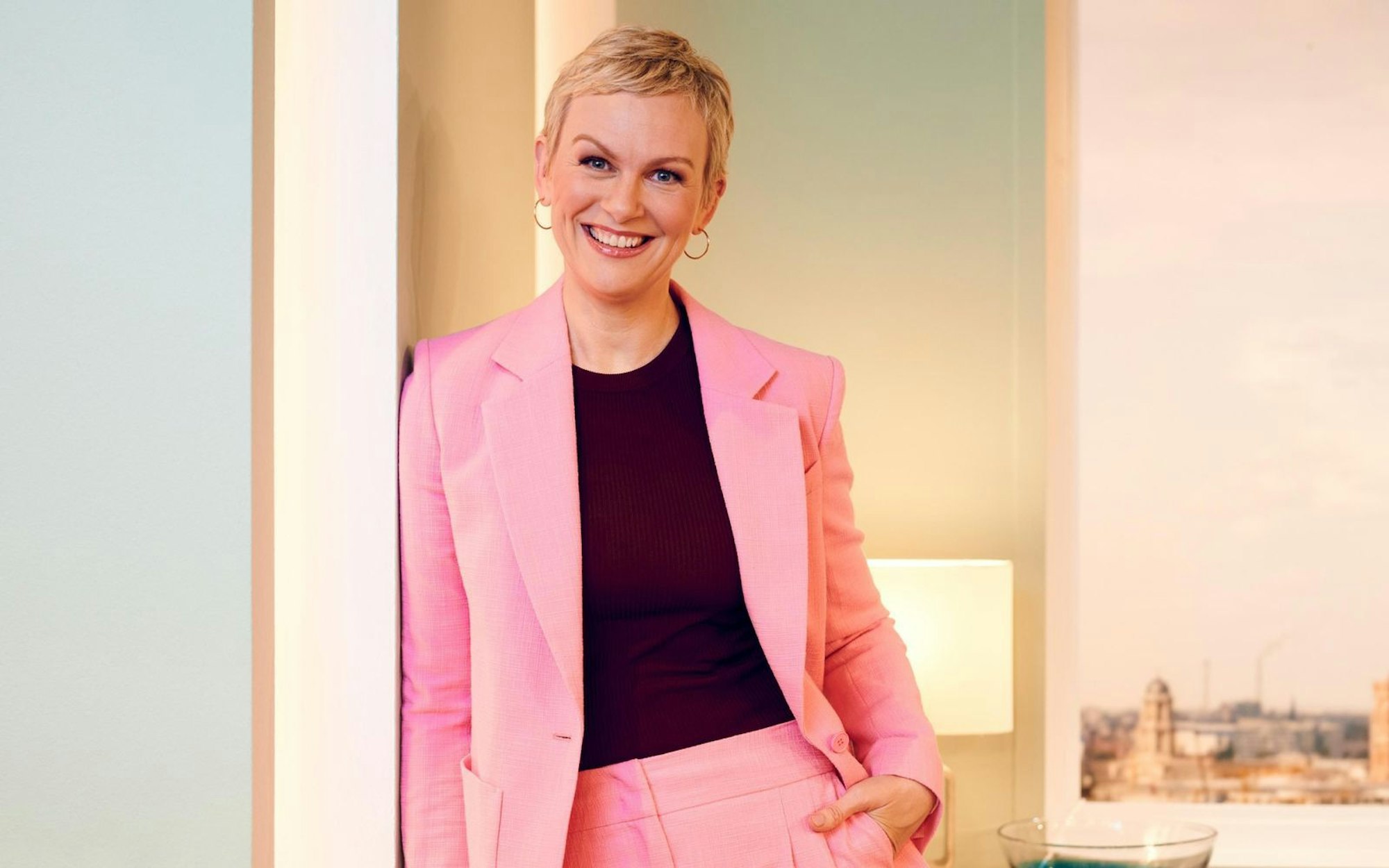 Karen Heinrichs moderiert seit 2007 das SAT.1-“Frühstücksfernsehen“. Dabei ging nicht immer alles glatt. (Bild: SAT.1 / Christoph Köstlin)