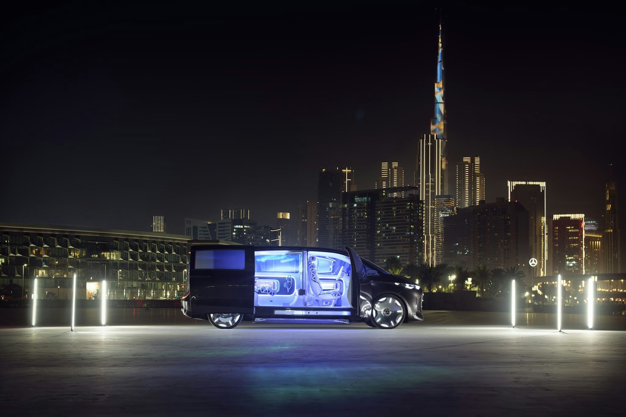 Oasen in der Wüste: Der hell erleuchtete Vision Van präsentiert sich vor der Skyline Dubais - was funkelt mehr?