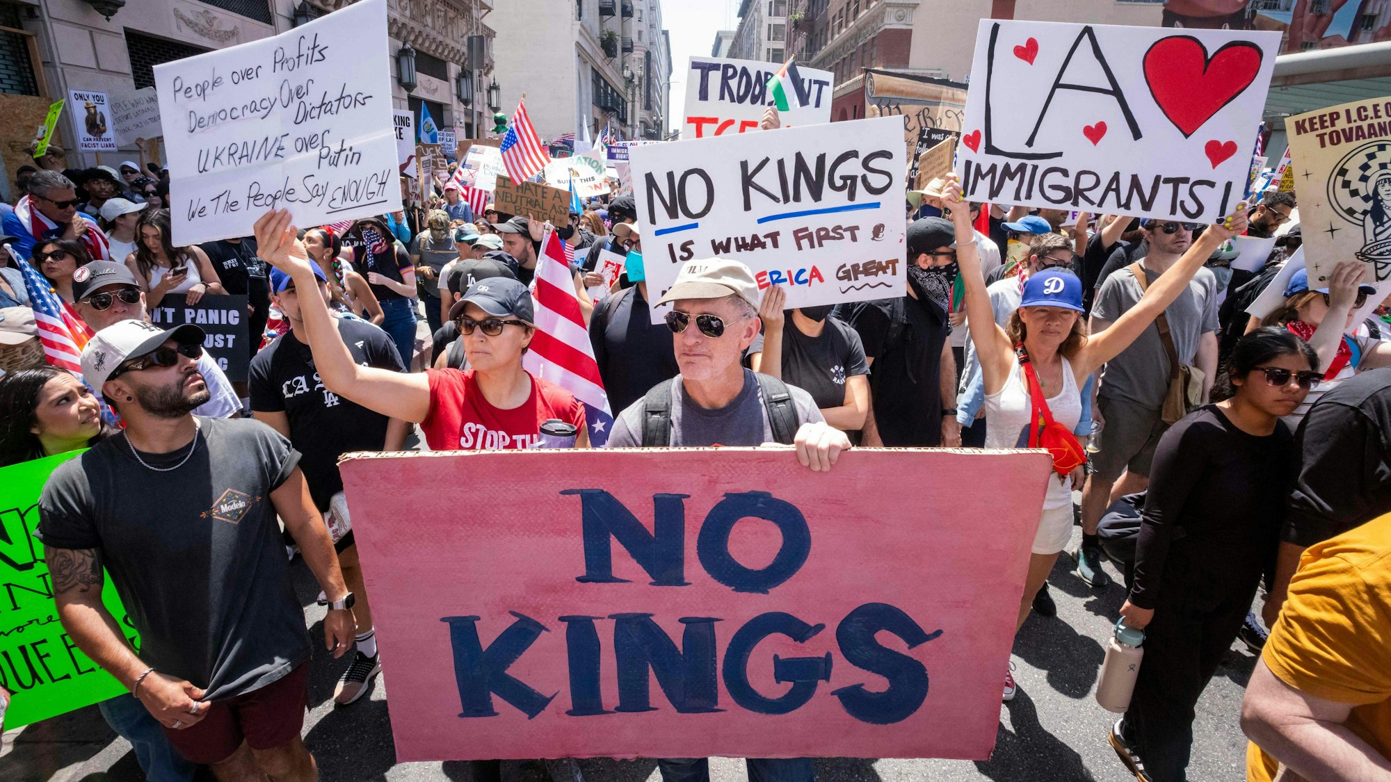 Demonstranten protestieren gegen die Trump-Regierung während der nationalen Kundgebung „No Kings“ in der Innenstadt von Los Angeles