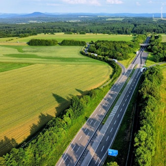 Ausbauende der A1 an der AS Blankenheim, Drohnenbild mit Blick in Richtung Süden bei Abendlicht