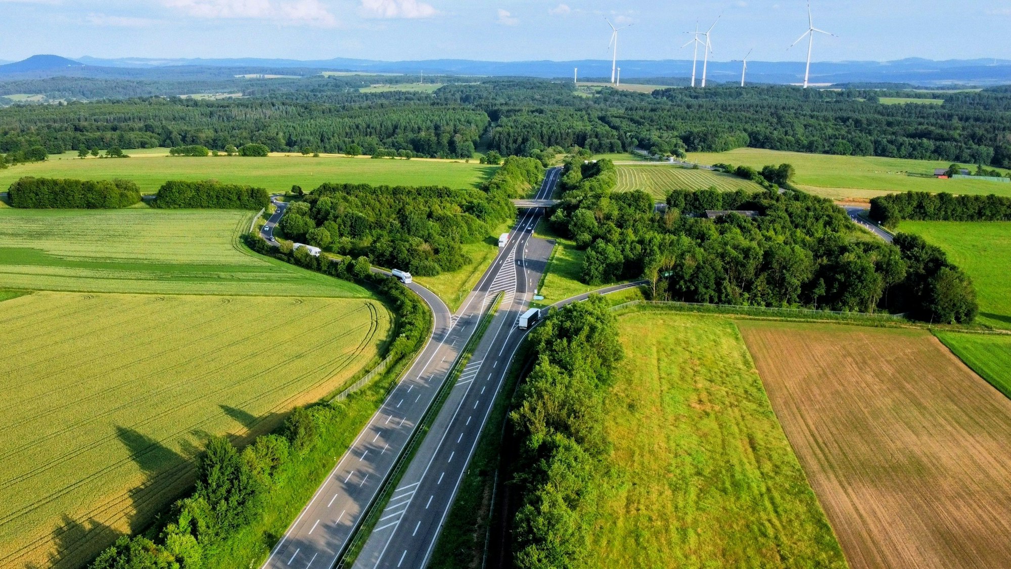 Ausbauende der A1 an der AS Blankenheim, Drohnenbild mit Blick in Richtung Süden bei Abendlicht