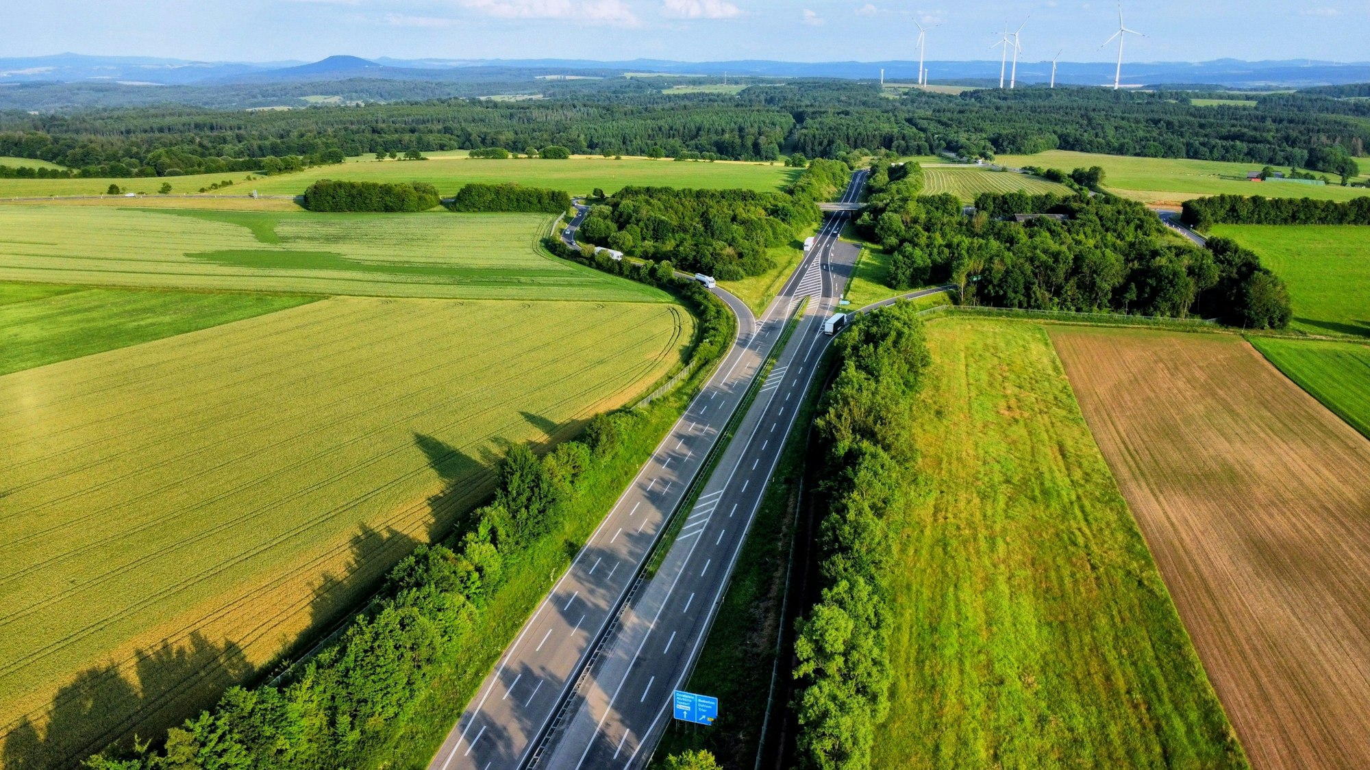 Das Bild zeigt das Ausbauende der A1 an der AS Blankenheim, Drohnenaufnahme mit Blick in Richtung Süden bei Abendlicht.