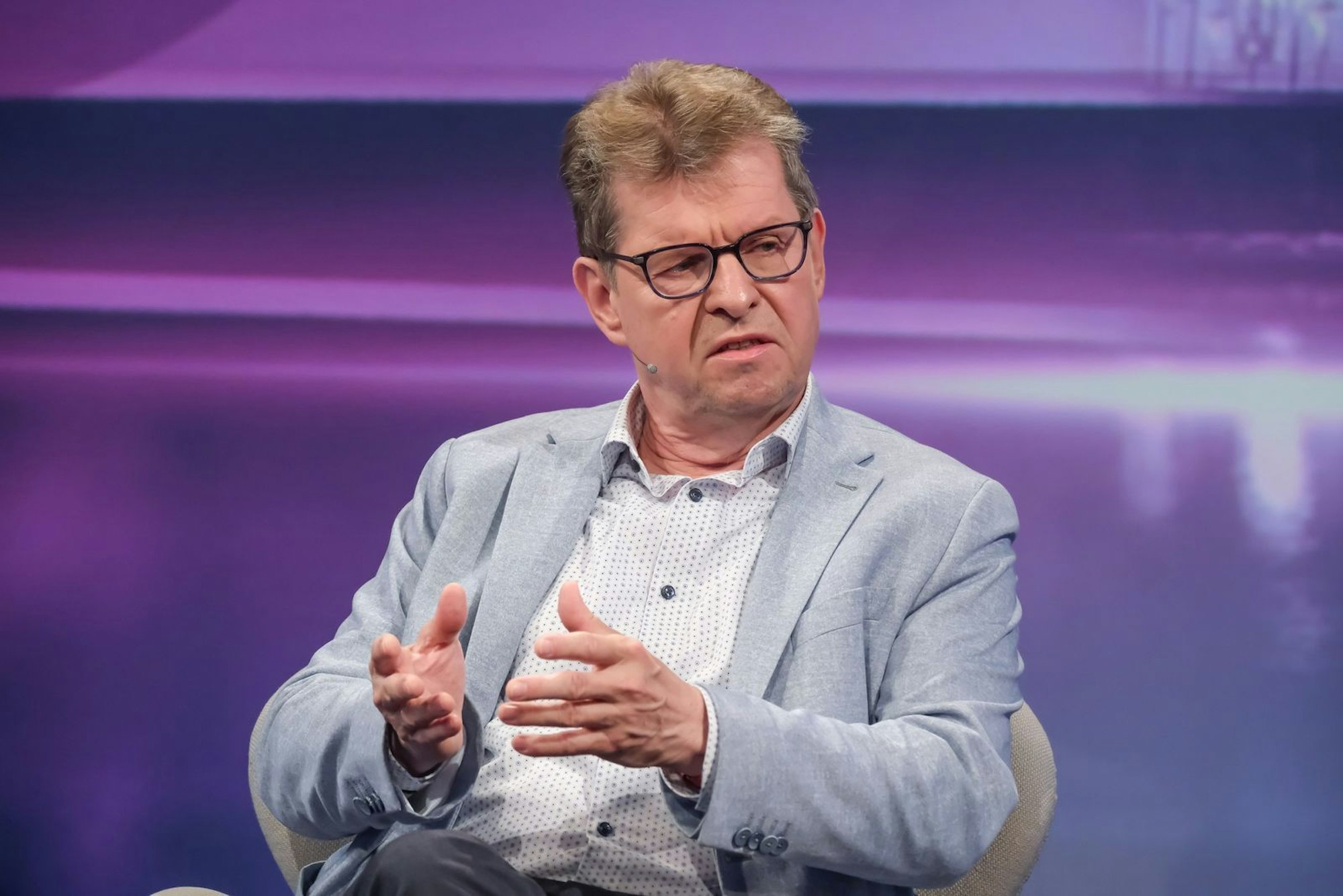 „Solange man redet, hat man einen gewissen Einfluss“: Ralf Stegner verteidigte auch seine Baku-Reise. (Bild: WDR / Oliver Ziebe)