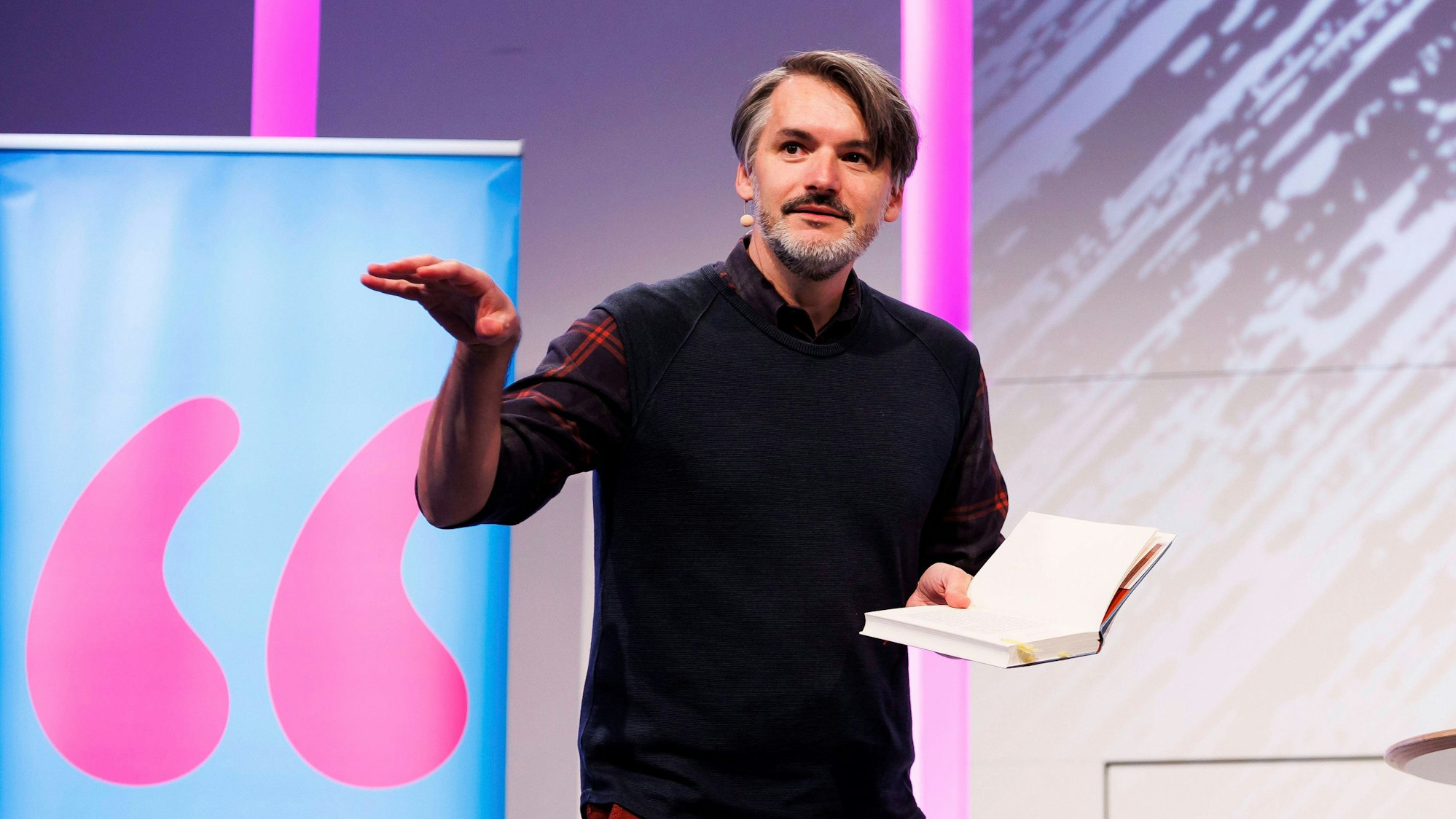 Sasa Stanisic bei der lit.Cologne 2024 in der Flora.