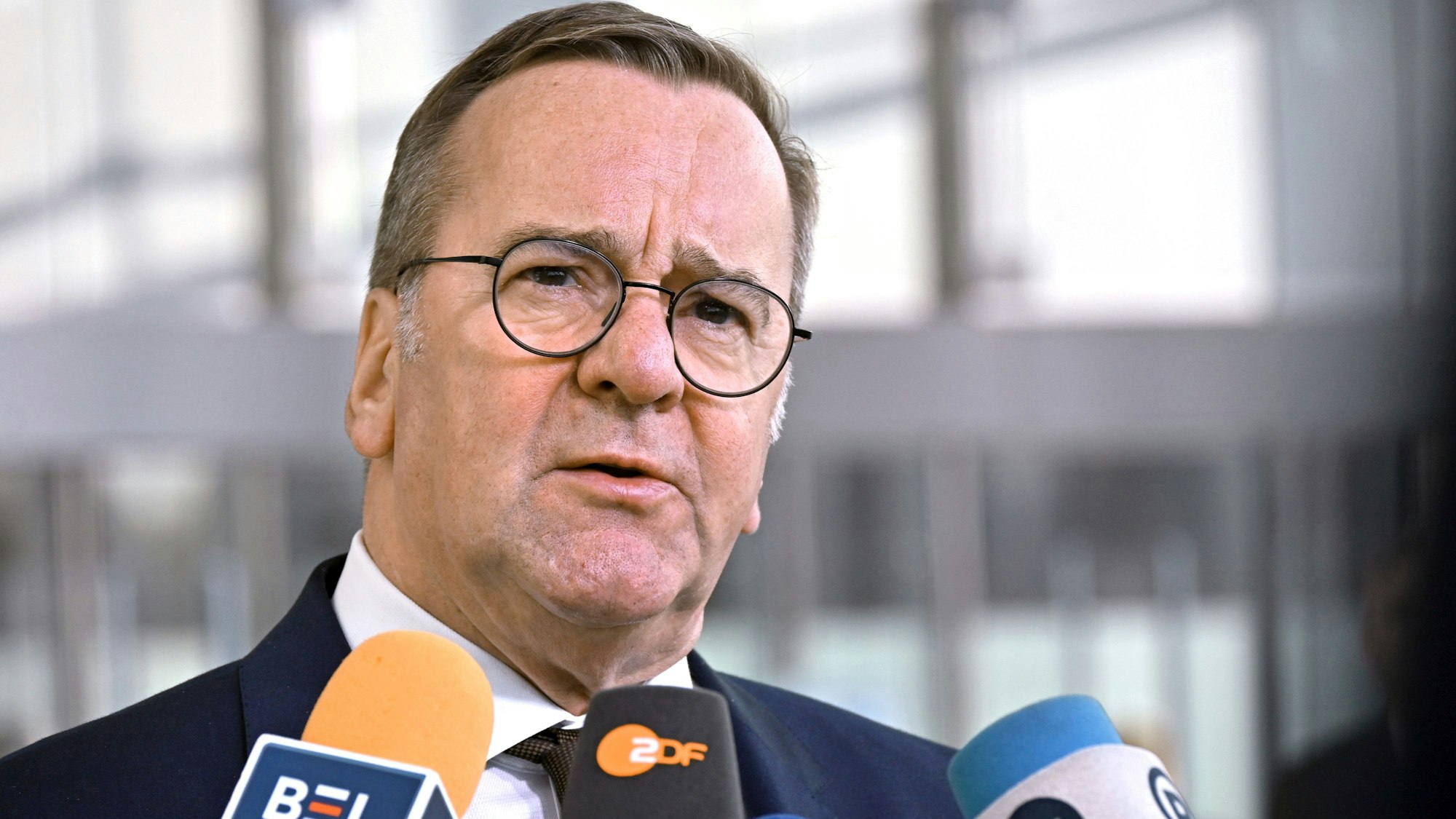Boris Pistorius (SPD), Bundesminister der Verteidigung, spricht vor diversen Mikrofonen.