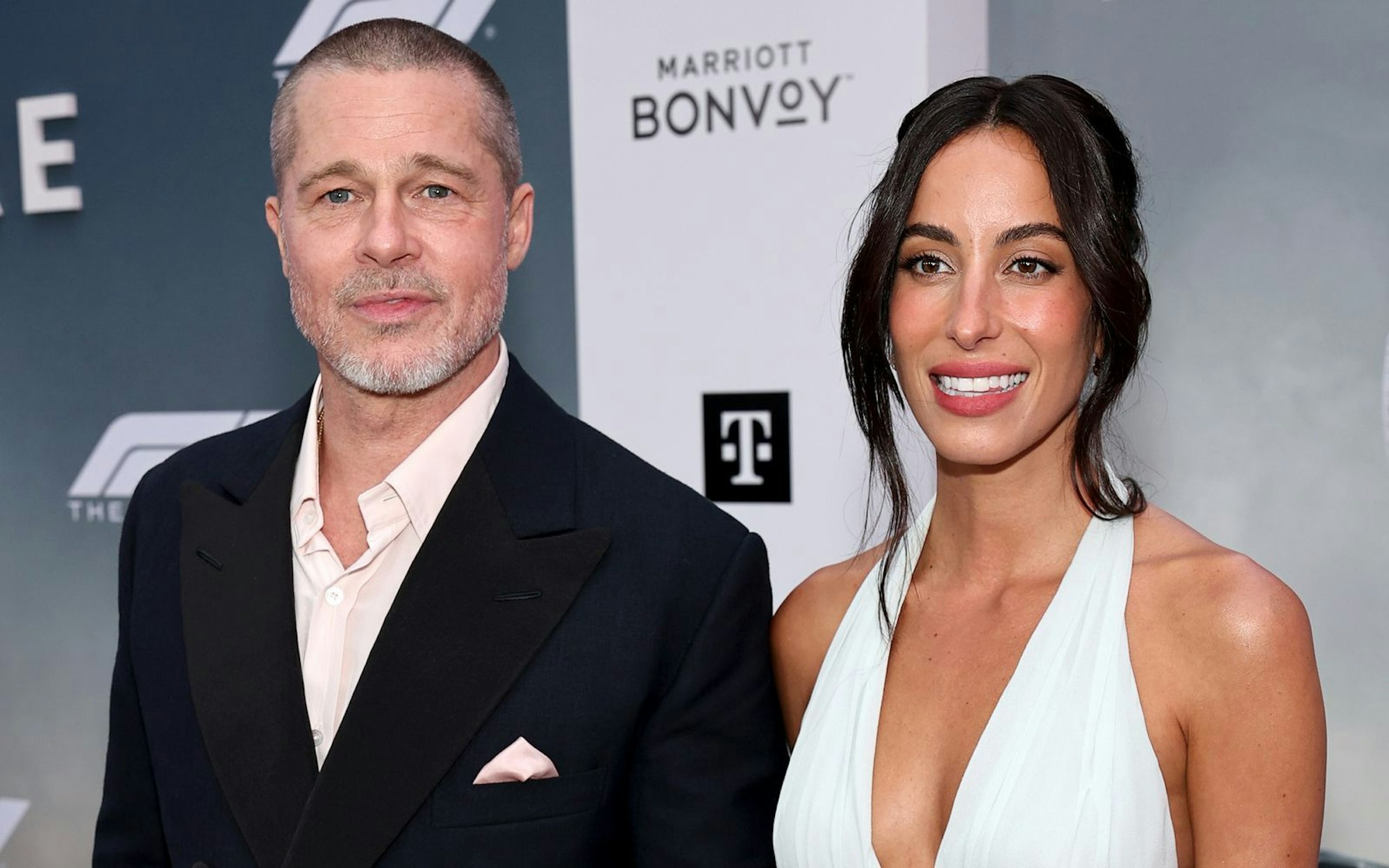 Zeigen sich selten zusammen in der Öffentlichkeit: Brad Pitt und seine Partnerin Ines de Ramon. (Bild: 2025 Getty Images/Jamie McCarthy)
