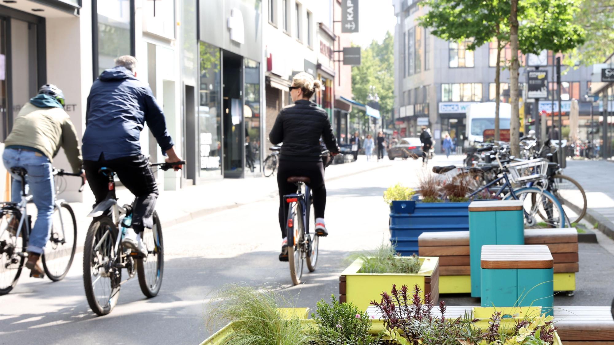 26.05.2023
Köln
bunte Sitz- und Pflanzenkübel auf der Ehrenstraße
Foto: Martina Goyert