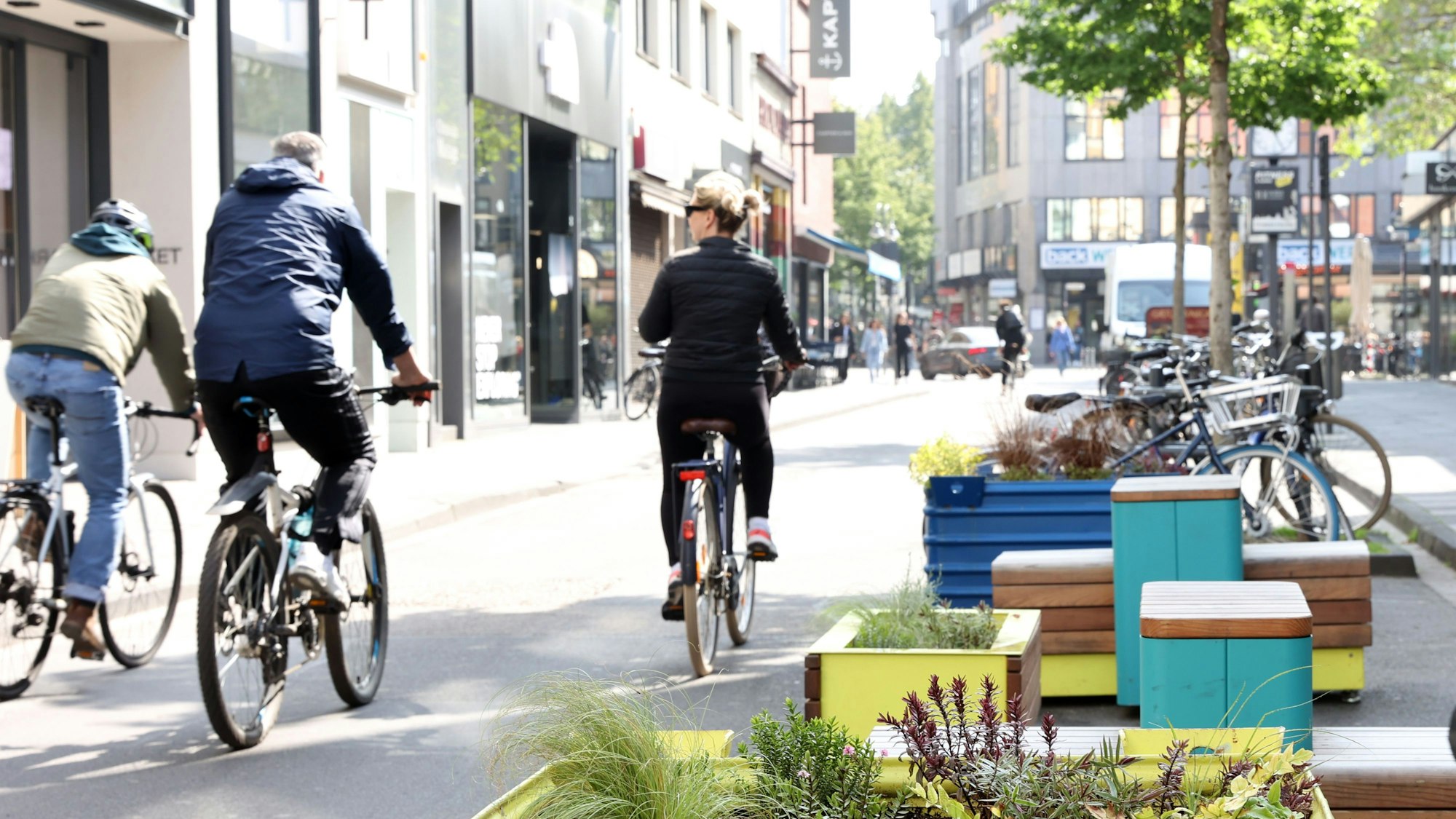 26.05.2023
Köln
bunte Sitz- und Pflanzenkübel auf der Ehrenstraße
Foto: Martina Goyert