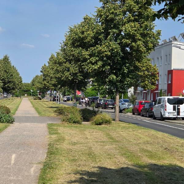 Auf dem Boulevard Unter Linden in Köln-Widdersdorf ist in der Mitte bereits 2007 Platz für die Stadtbahntrasse freigehalten worden.