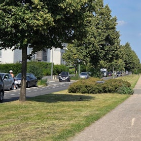 Auf dem Boulevard Unter Linden in Köln-Widdersdorf ist in der Mitte bereits 2007 Platz für die Stadtbahntrasse freigehalten worden.