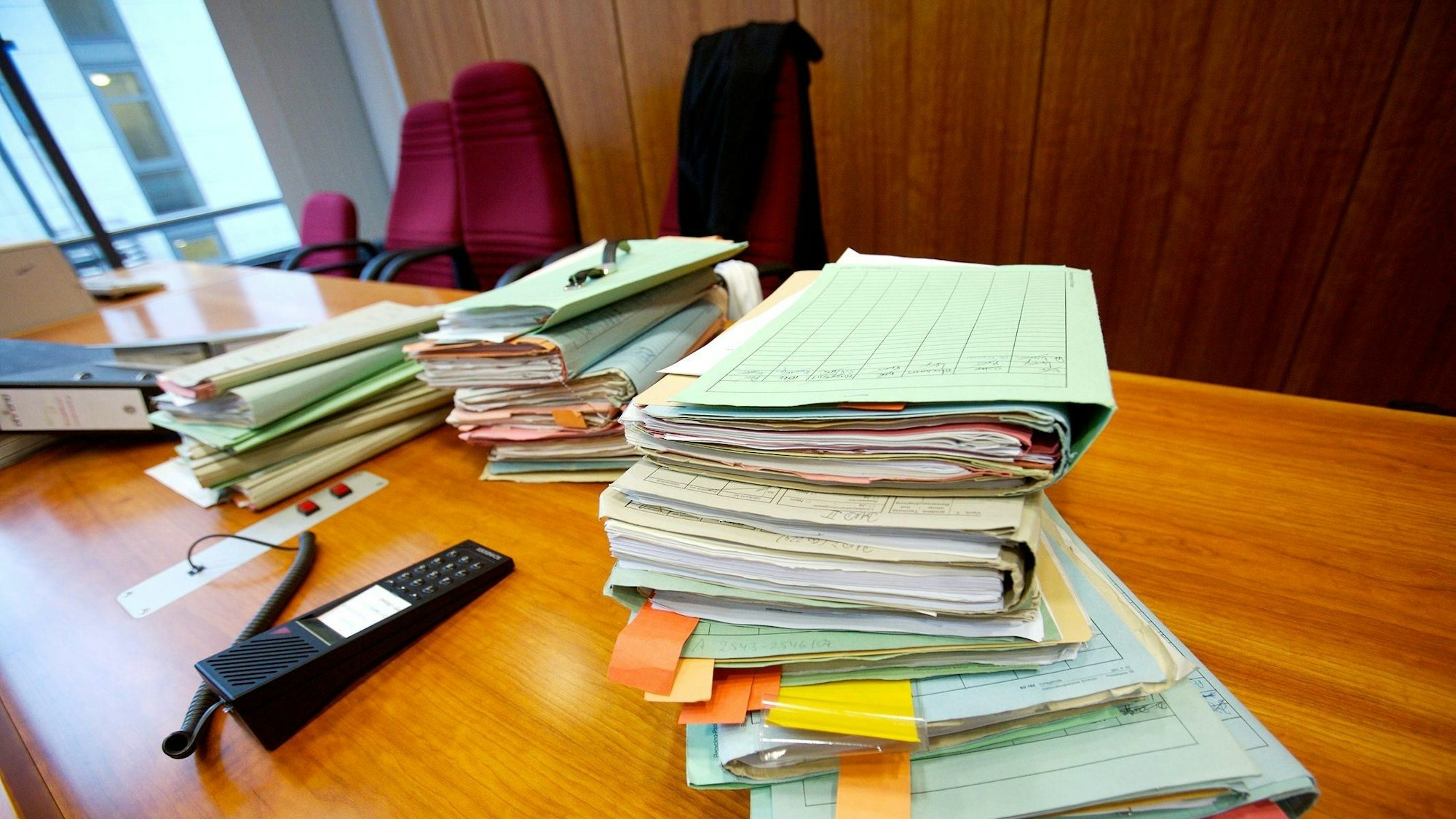 Der Aktenberg wächst an: Die Gerichte in NRW sind überlastet.