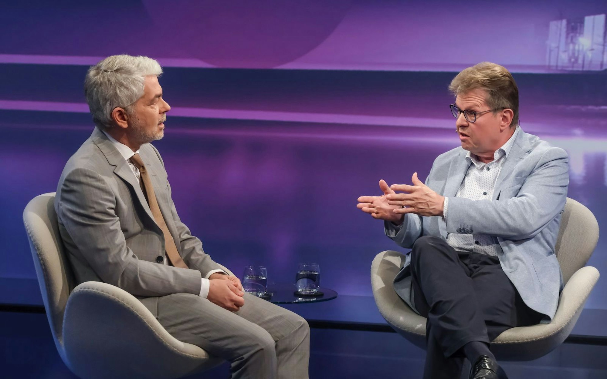 „Man muss mit den Feinden reden“, sagte Ralf Stegner bei Maischberger. „Es wird beständig geredet“, konterte Carlo Masala. (Bild: WDR / Oliver Ziebe)