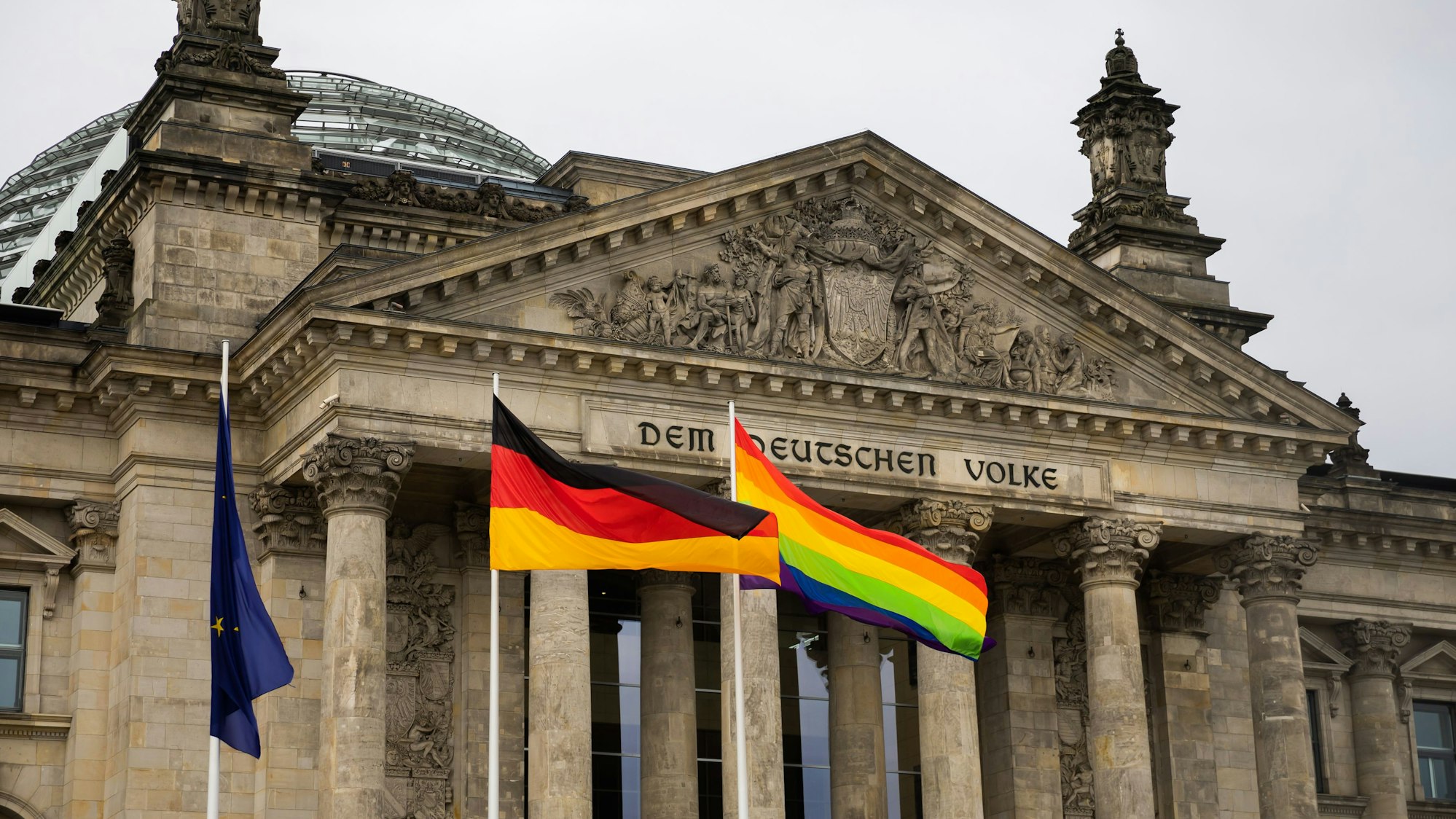 Die Regenbogenfahne wehte im Jahr 2022 anlässlich des Berliner Christopher Street Day (CSD) erstmals am Reichstagsgebäude. (Archivbild)