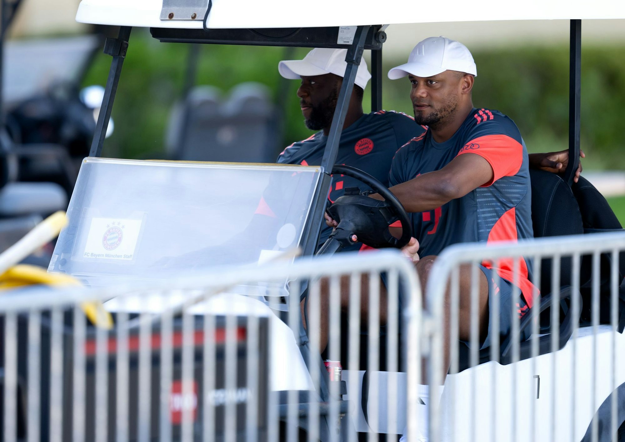 Vincent Kompany kommt im Golfcart zum Training.