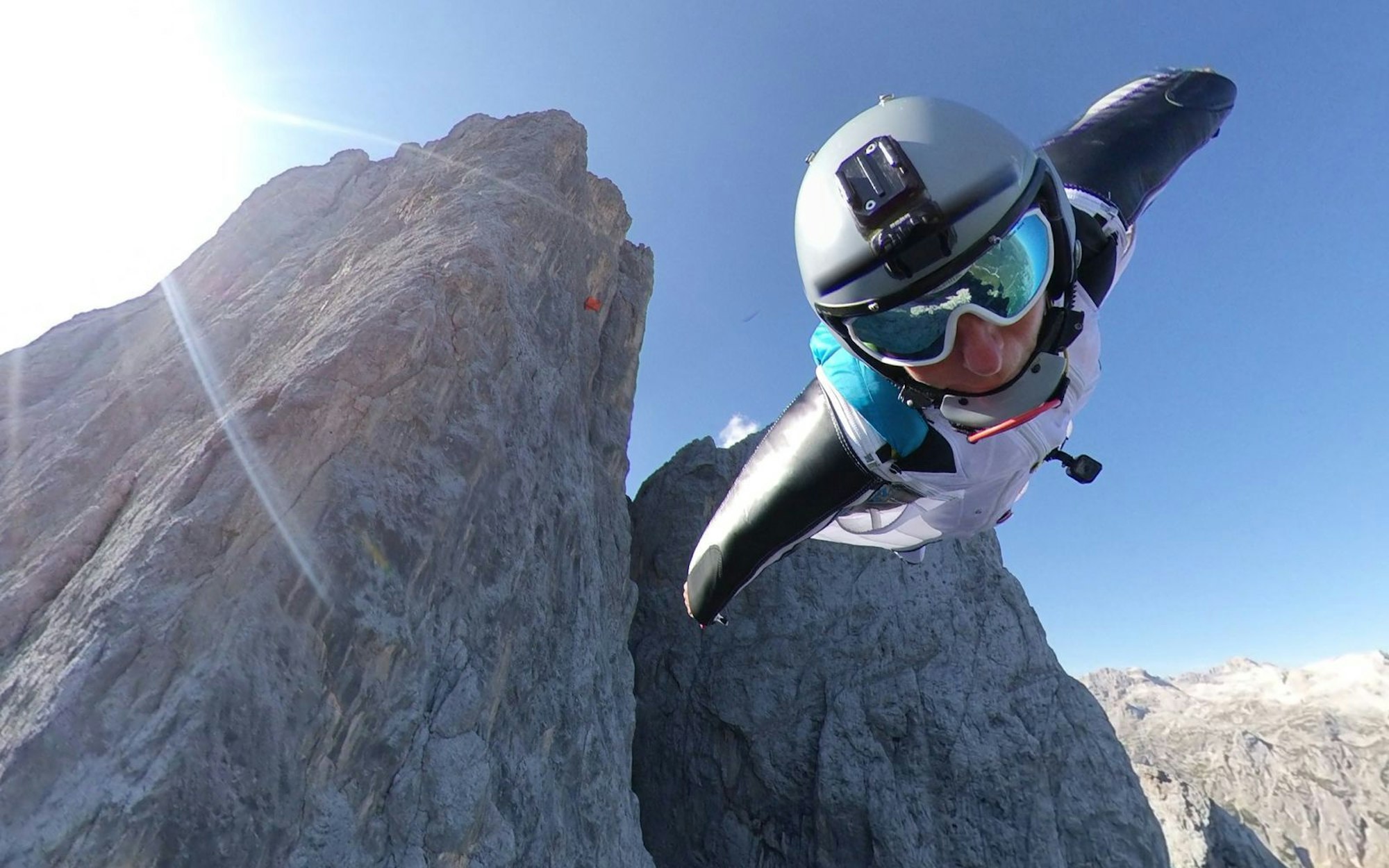 Basejumperin Katja hier bei einem Sprung vor ihrem Unfall. Bis heute sagt sie: „Beim Basejumpen bist du nur im Moment. Das ist pures Leben und ein unglaubliches Glücksgefühl. Ich liebe die Freiheit!“ (Bild: ZDF/Bettina Wobst)