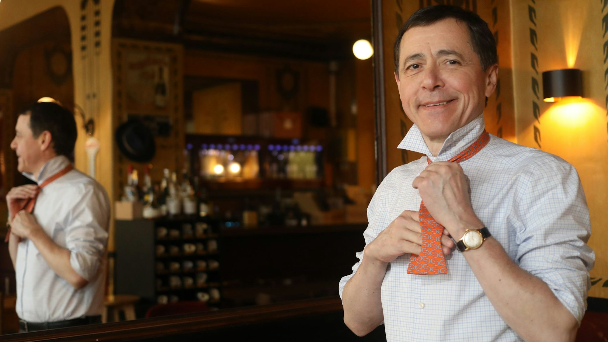 17.02.2025, Köln: Sein Markenzeichen ist die Fliege, Vincent Moissonnier in seinem Restaurant. Foto: Arton Krasniqi