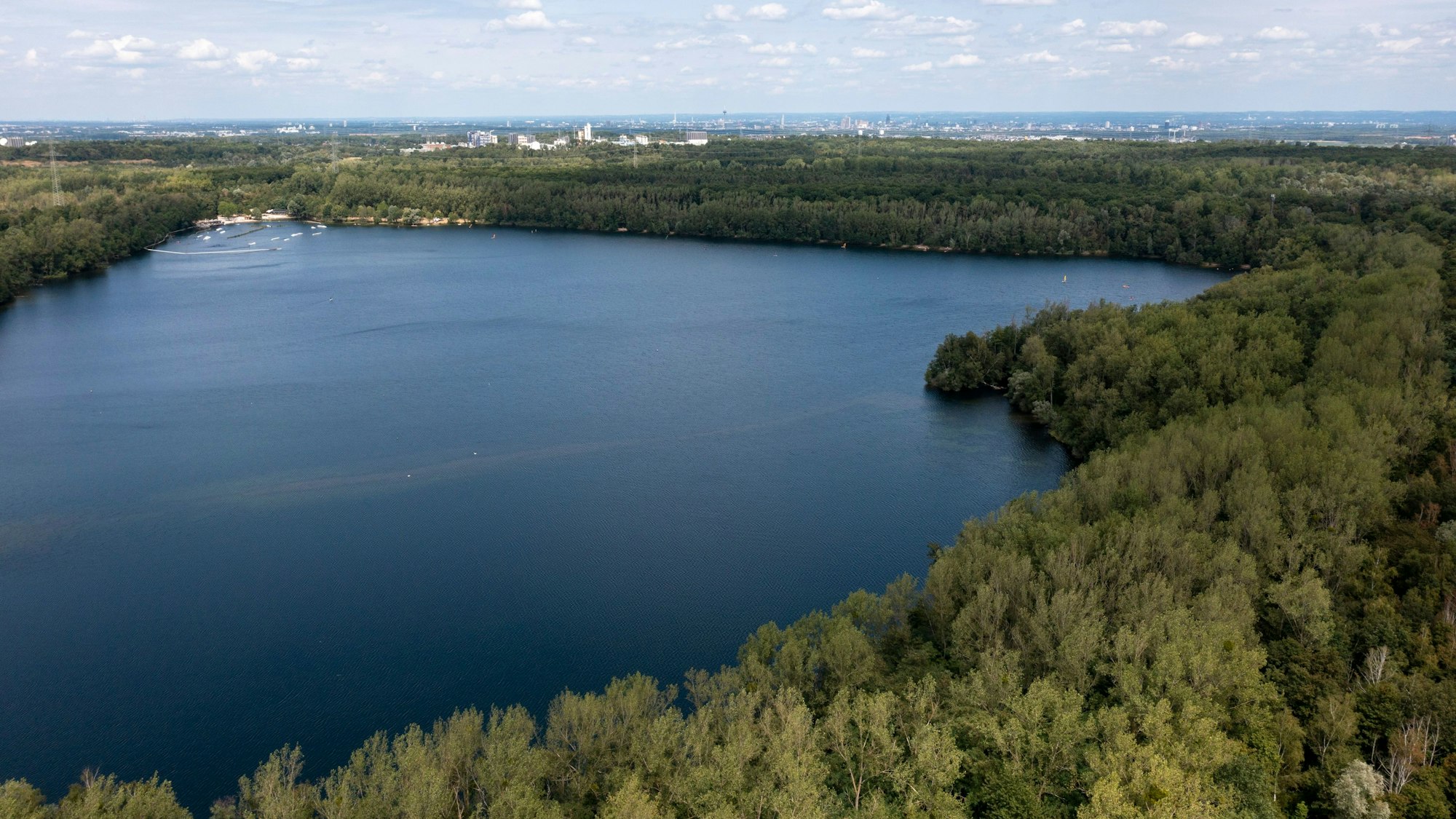 22.07.2023, Brühl: Der Bleibtreusee liegt in der Villeseenplatte. Luftbild mit Drohne  von Uwe Weiser.