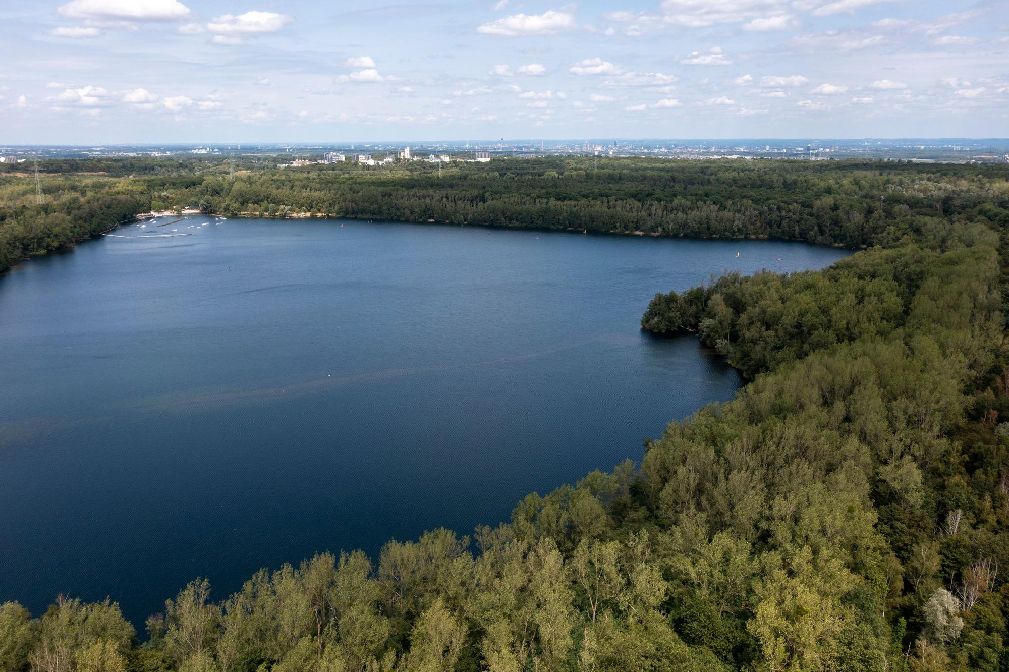 22.07.2023, Brühl: Der Bleibtreusee liegt in der Villeseenplatte. Luftbild mit Drohne Foto: Uwe Weiser