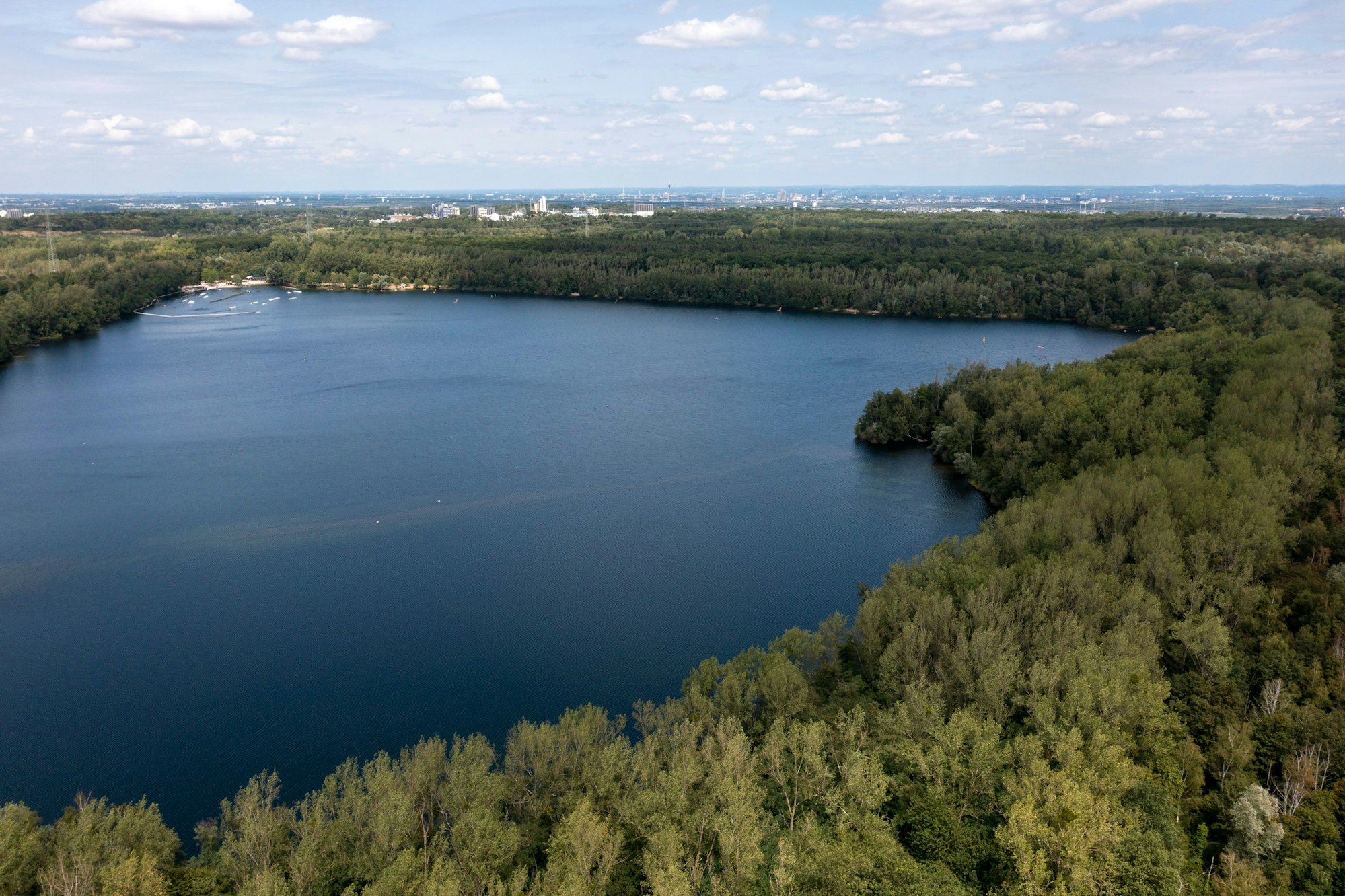 22.07.2023, Brühl: Der Bleibtreusee liegt in der Villeseenplatte. Luftbild mit Drohne Foto: Uwe Weiser