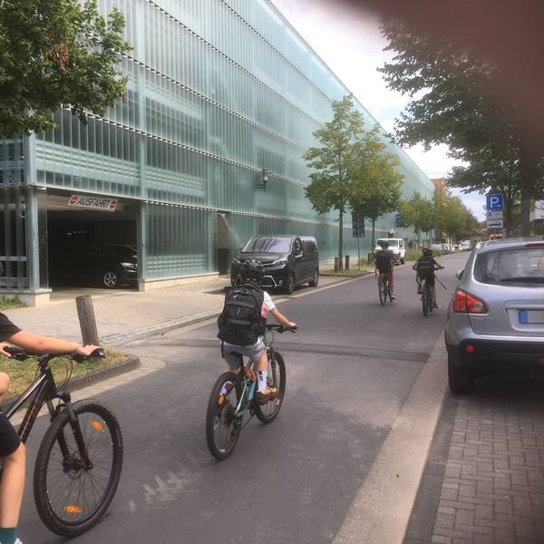 Fahrradfahrer sind auf einer Fahrradstraße in Hennef unterwegs.