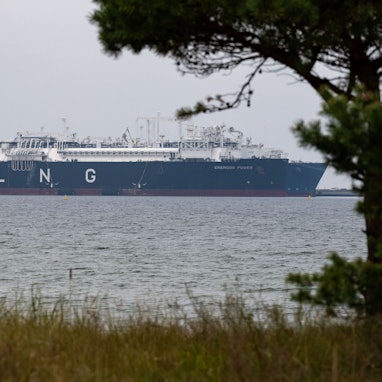 Zwei Regasifizierungs-Schiffe liegen im Hafen Mukran auf Rügen. Gasimporte aus Russland sollen bald verboten sein. (Archivbild)