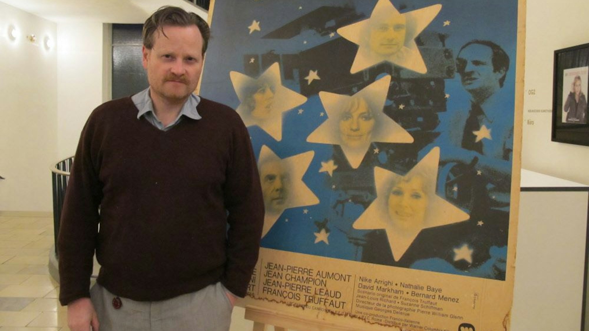 Bernhard Marsch steht vor dem Kinosaal des Filmclubs 813 in der Hahnenstraße.