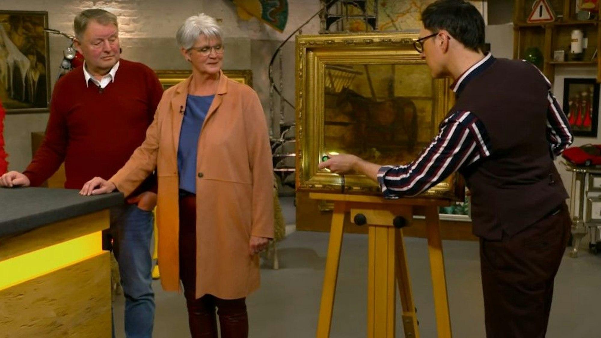 Experte Colmar Schulte-Goltz nimmt das Gemälde aus Overath bei „Bares für Rares“ unter die Lupe.