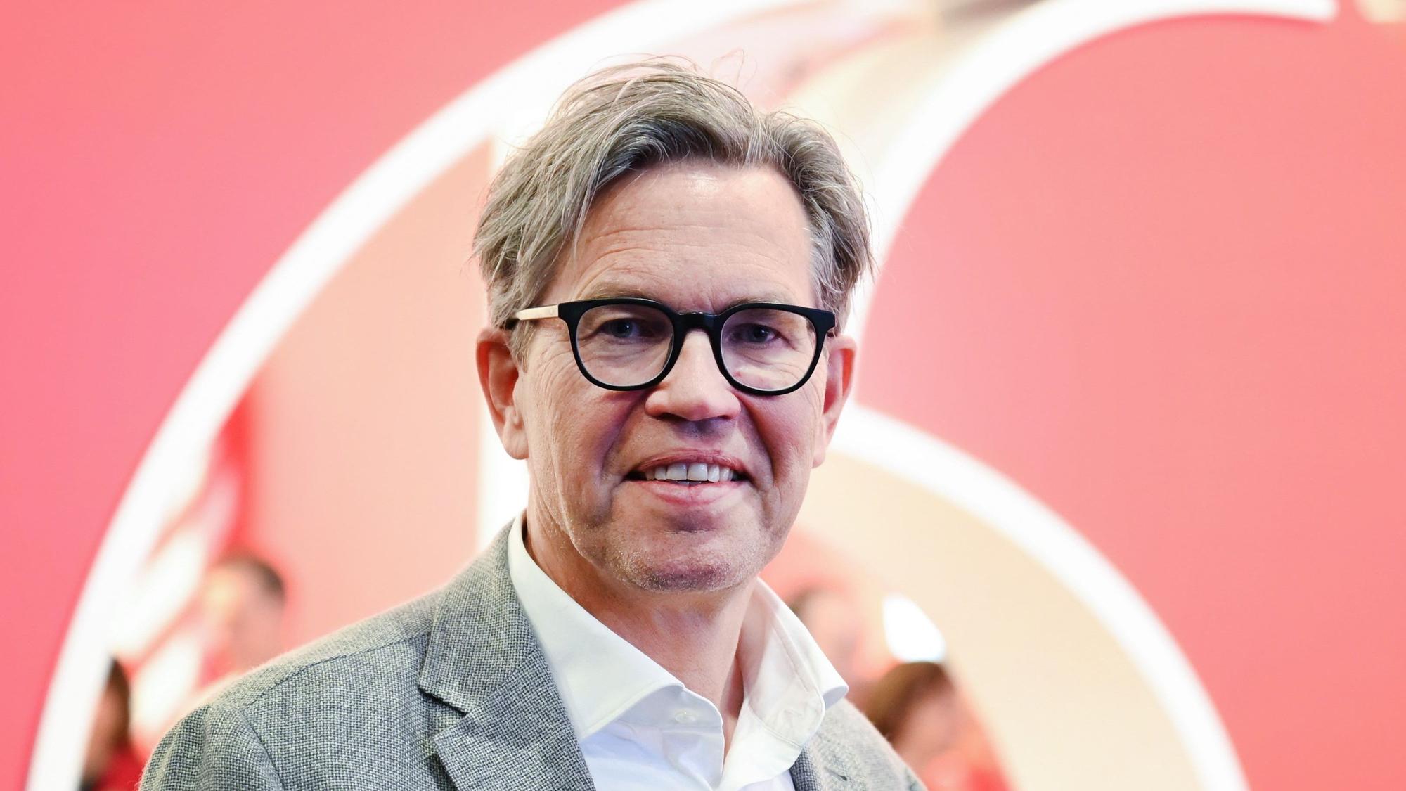 Der Deutschlandchef des Telekommunikationsunternehmens Vodafone, Marcel de Groot, steht vor einem Plastik-Logo seiner Firma bei der Mobilfunk-Messe Mobile World Conbgress (MWC).