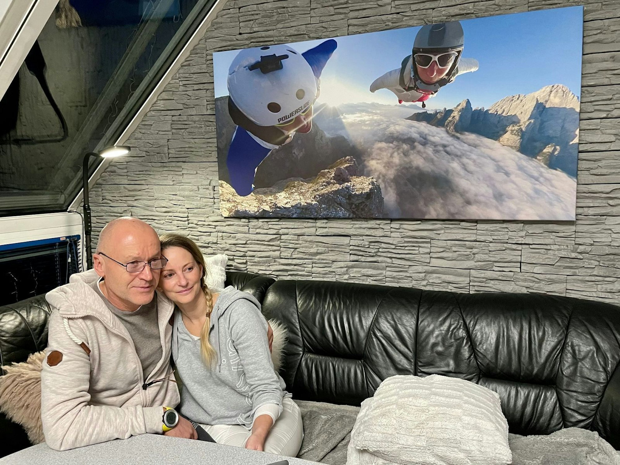 Katja und ihr Partner Jürgen haben sich beim Basejumpen kennengelernt. Katjas Unfall hat beiden einen tiefen Schock versetzt. Wird Katja jemals wieder springen können - und wollen? (Bild: ZDF/Bettina Wobst)