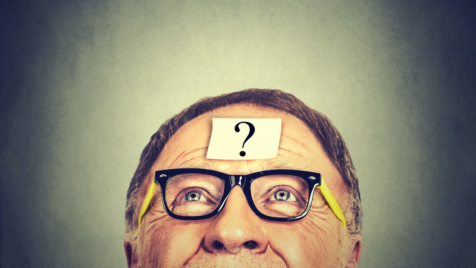 Eine Ilustration zeigt einen Senior mit einem Fragezeichen auf der Stirn.