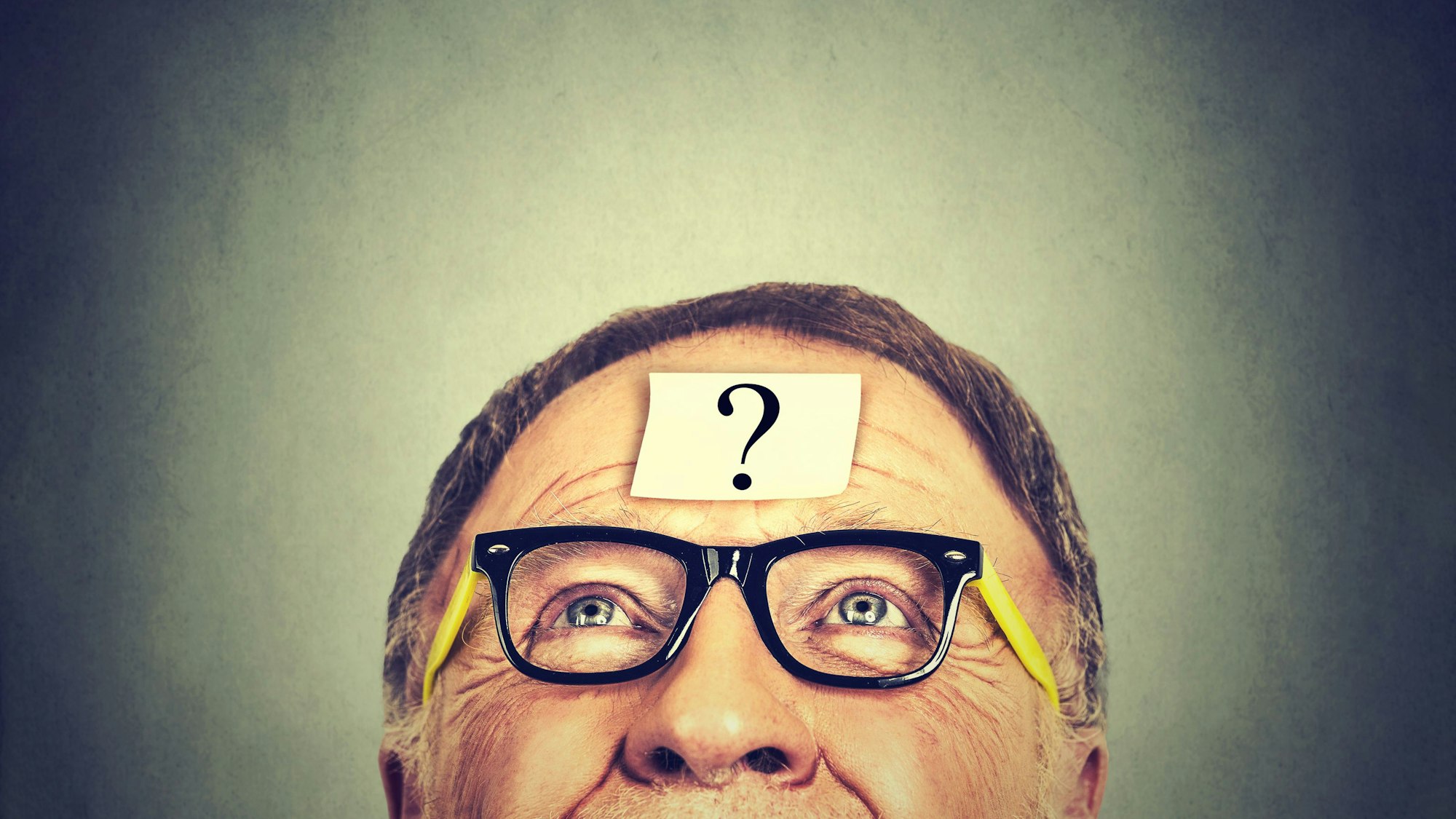 Eine Ilustration zeigt einen Senior mit einem Fragezeichen auf der Stirn.