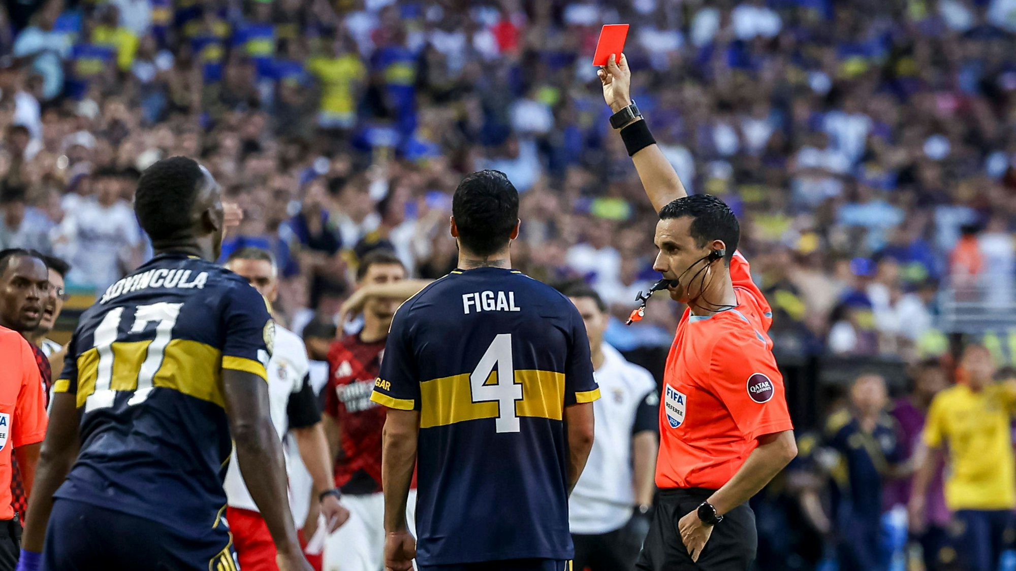 Schiedsrichter Carlos Ramos griff im Spiel zwischen Boca Juniors und Benfica Lissabon hart durch.