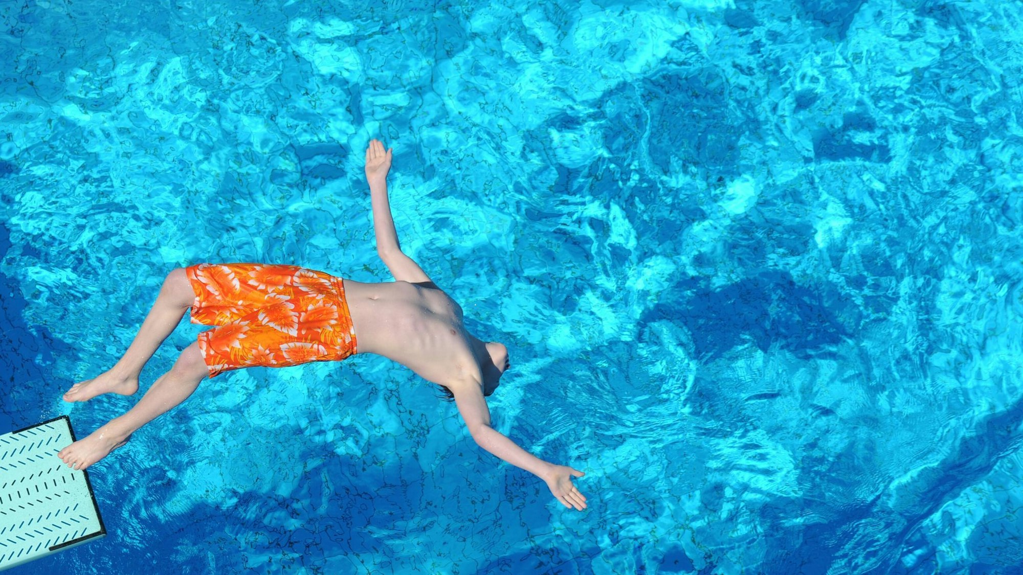 Chlor und Sonnencreme: Damit die Badehose lange strahlt, kommt es auf die richtige Pflege an.