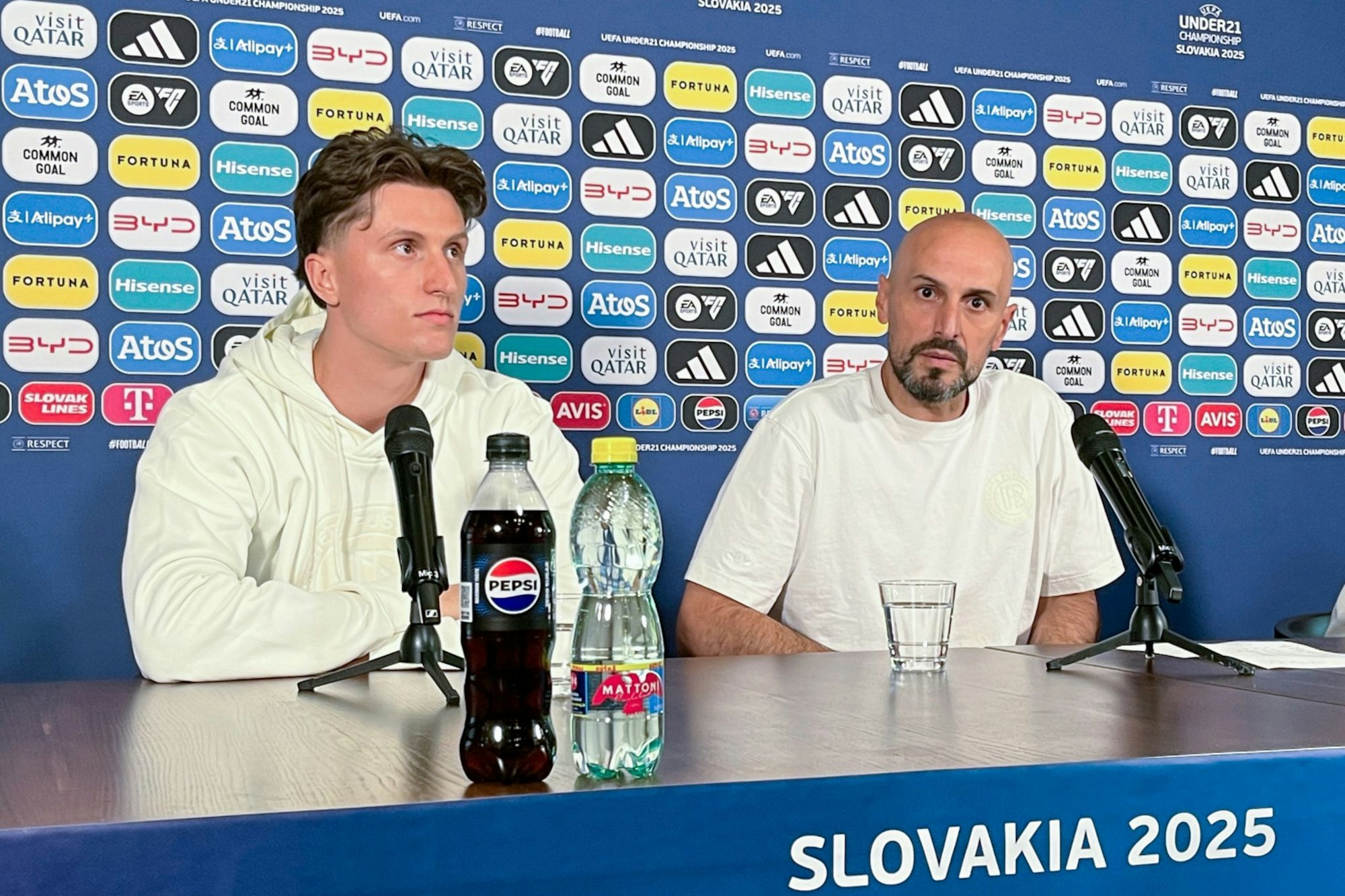 Trainer Antonio Di Salvo (r) und Verteidiger Tim Oermann streben einen Sieg gegen England an.
