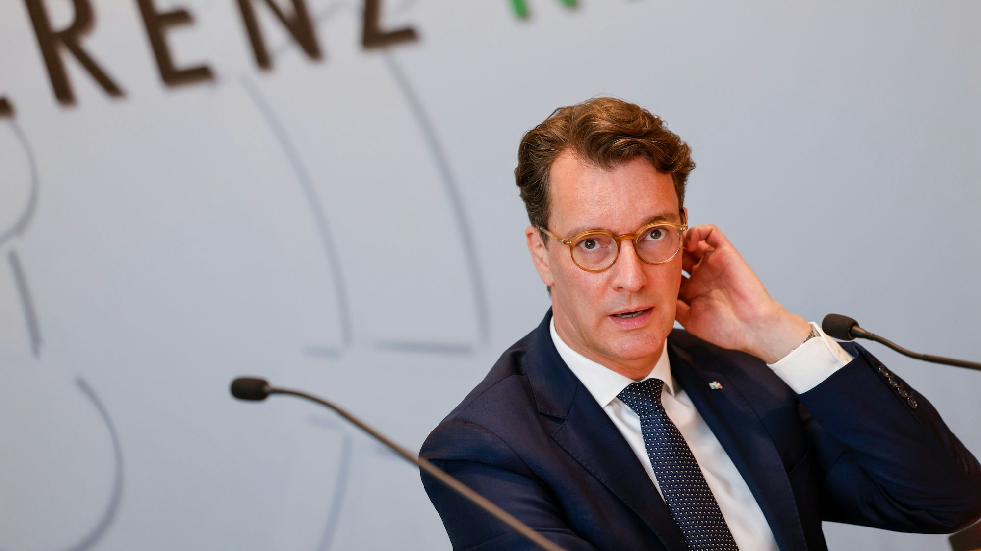 17.06.2025, Nordrhein-Westfalen, Düsseldorf: Hendrik Wüst (CDU), Ministerpräsident des Landes Nordrhein-Westfalen, nimmt an einem Pressegespräch im Düsseldorfer Landtag teil. Foto: Thomas Banneyer/dpa +++ dpa-Bildfunk +++