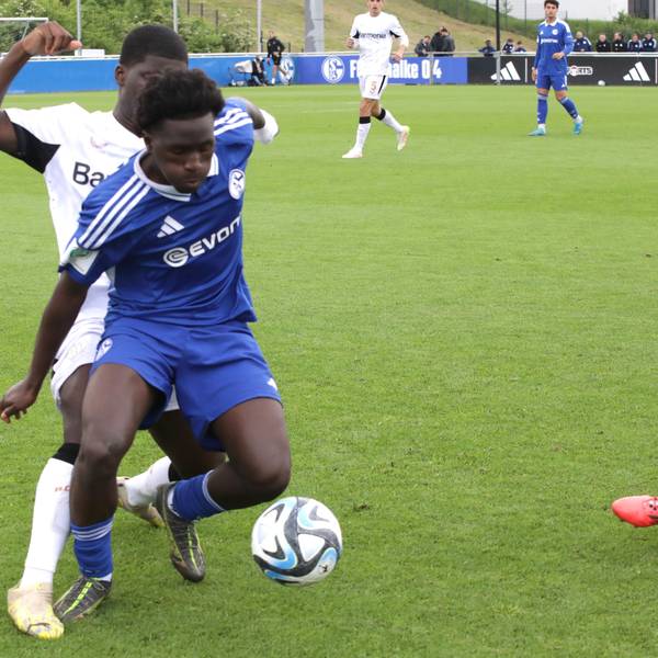 Osman Mohamed Turay (3) von S04 beim Fußball U19 DFB-Nachwuchsliga Viertelfinal Spiel zwischen FC Schalke 04 (blaues Trikot) und Bayer Leverkusen (weisses Trikot) am Sonntag den 04. Mai 2025 im Parkstadion in Gelsenkirchen
Foto : Frank Oppitz / FUNKE Foto Services