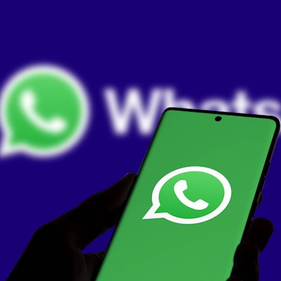 Ein Smartphone-Bildschirm zeigt die App von WhatsApp sowie das WhatsApp-Logo. (Symbolbild)