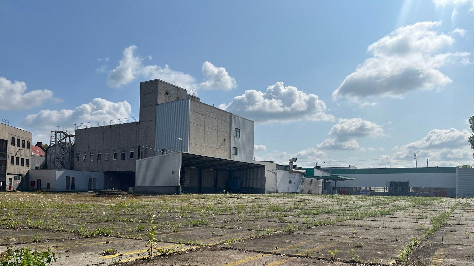 Gähnende Leere: So sieht es auf der Fläche an der Bergisch Gldbacher Straße aktuell aus.