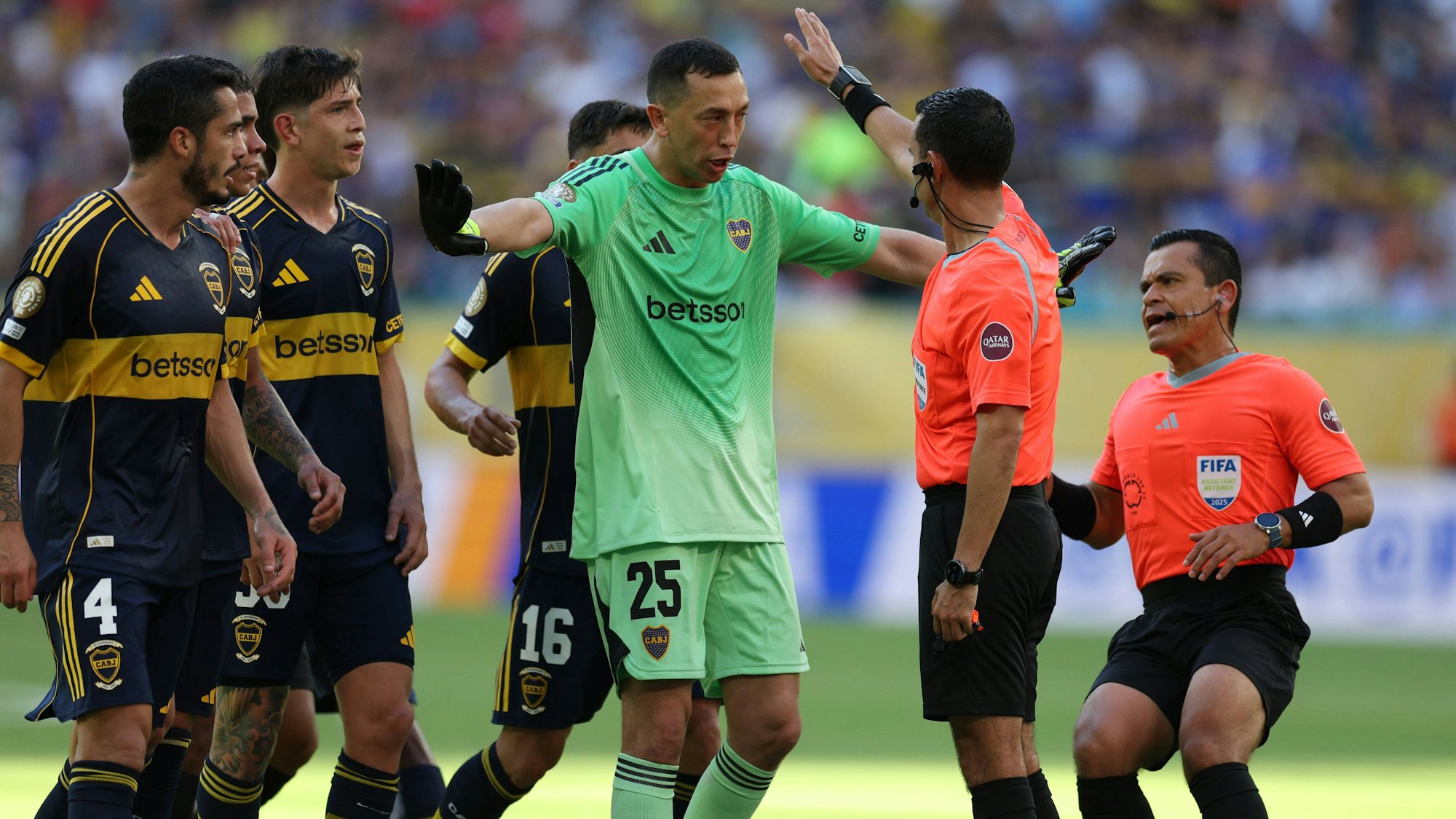 Schiedsrichter Carlos Ramos wurde von den Boca-Spielern heftig bedrängt.