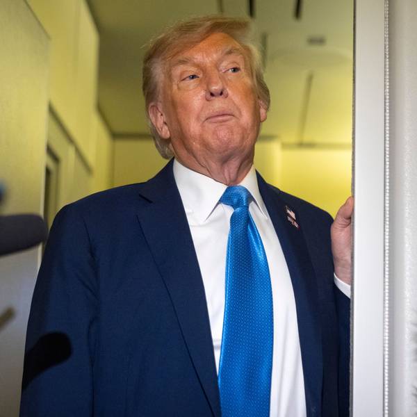 17.06.2025, ---: US-Präsident Donald Trump spricht mit Reportern an Bord der Air Force One auf dem Weg von Calgary, Kanada, zur Joint Base Andrews, Maryland, USA, nach seiner Teilnahme am G7-Gipfel. Foto: Mark Schiefelbein/AP/dpa +++ dpa-Bildfunk +++