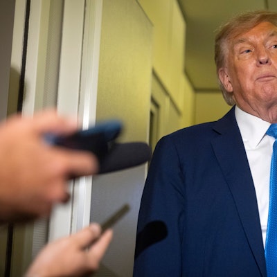 17.06.2025, ---: US-Präsident Donald Trump spricht mit Reportern an Bord der Air Force One auf dem Weg von Calgary, Kanada, zur Joint Base Andrews, Maryland, USA, nach seiner Teilnahme am G7-Gipfel. Foto: Mark Schiefelbein/AP/dpa +++ dpa-Bildfunk +++