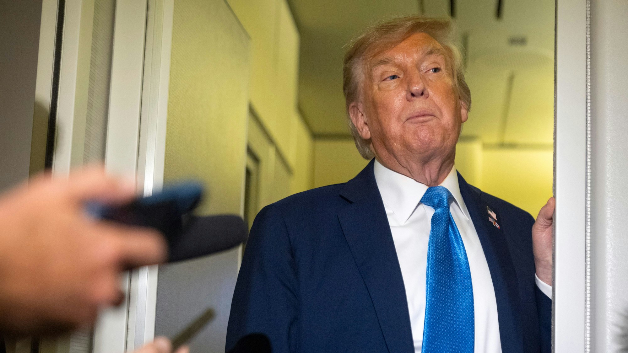 17.06.2025, ---: US-Präsident Donald Trump spricht mit Reportern an Bord der Air Force One auf dem Weg von Calgary, Kanada, zur Joint Base Andrews, Maryland, USA, nach seiner Teilnahme am G7-Gipfel. Foto: Mark Schiefelbein/AP/dpa +++ dpa-Bildfunk +++